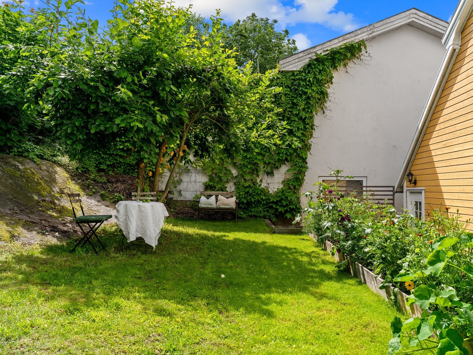 Rik og variert beplantning fremmer et grønt og frodig uttrykk i hagen sommerstid. Galleribilde