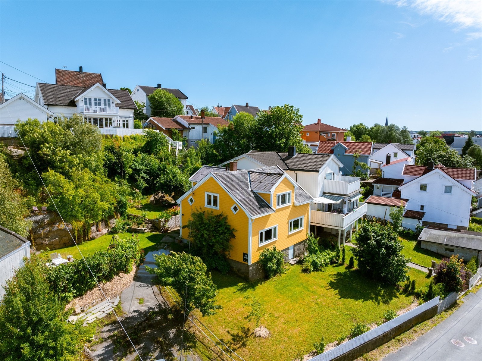 Eiendommen er tilbaketrukket ved foten av Grønlifjellet og har en sjeldent stor hage i sentrumssammenheng. Galleribilde