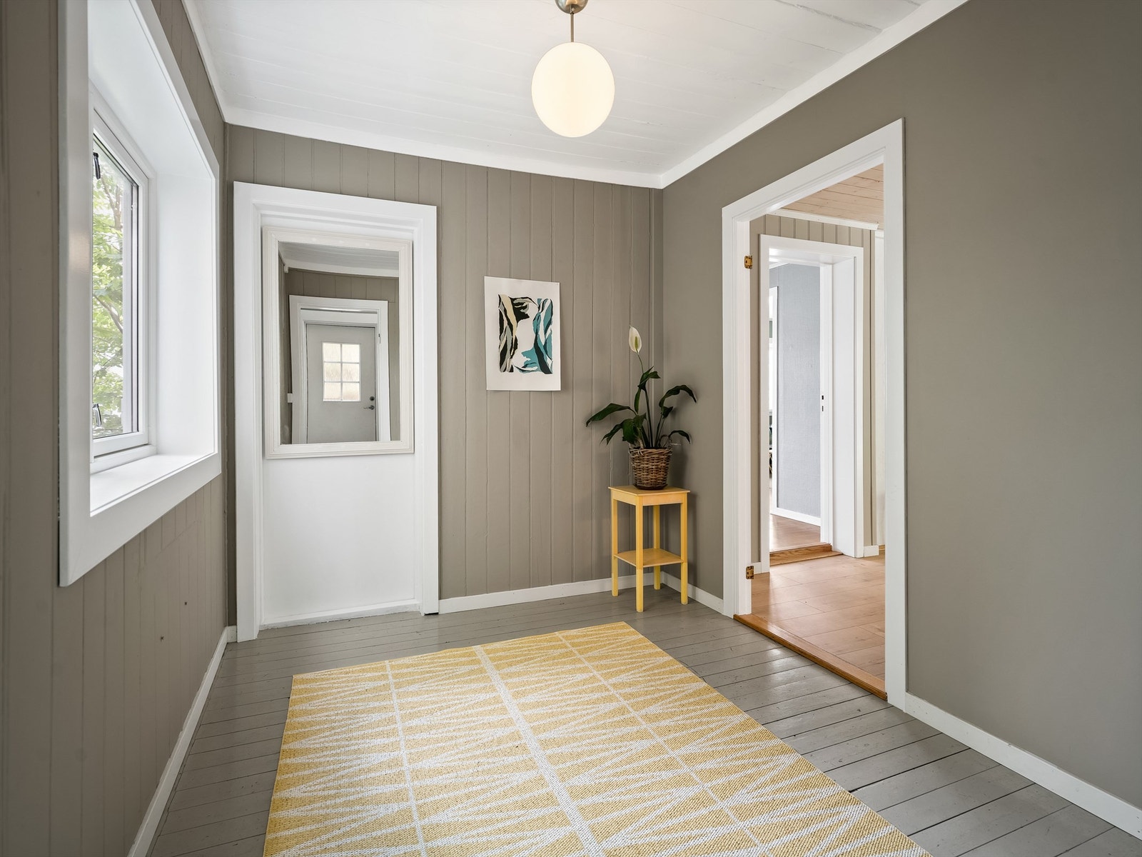 I gangen er det gode mulighet for skap eller garderobeløsninger. Galleribilde