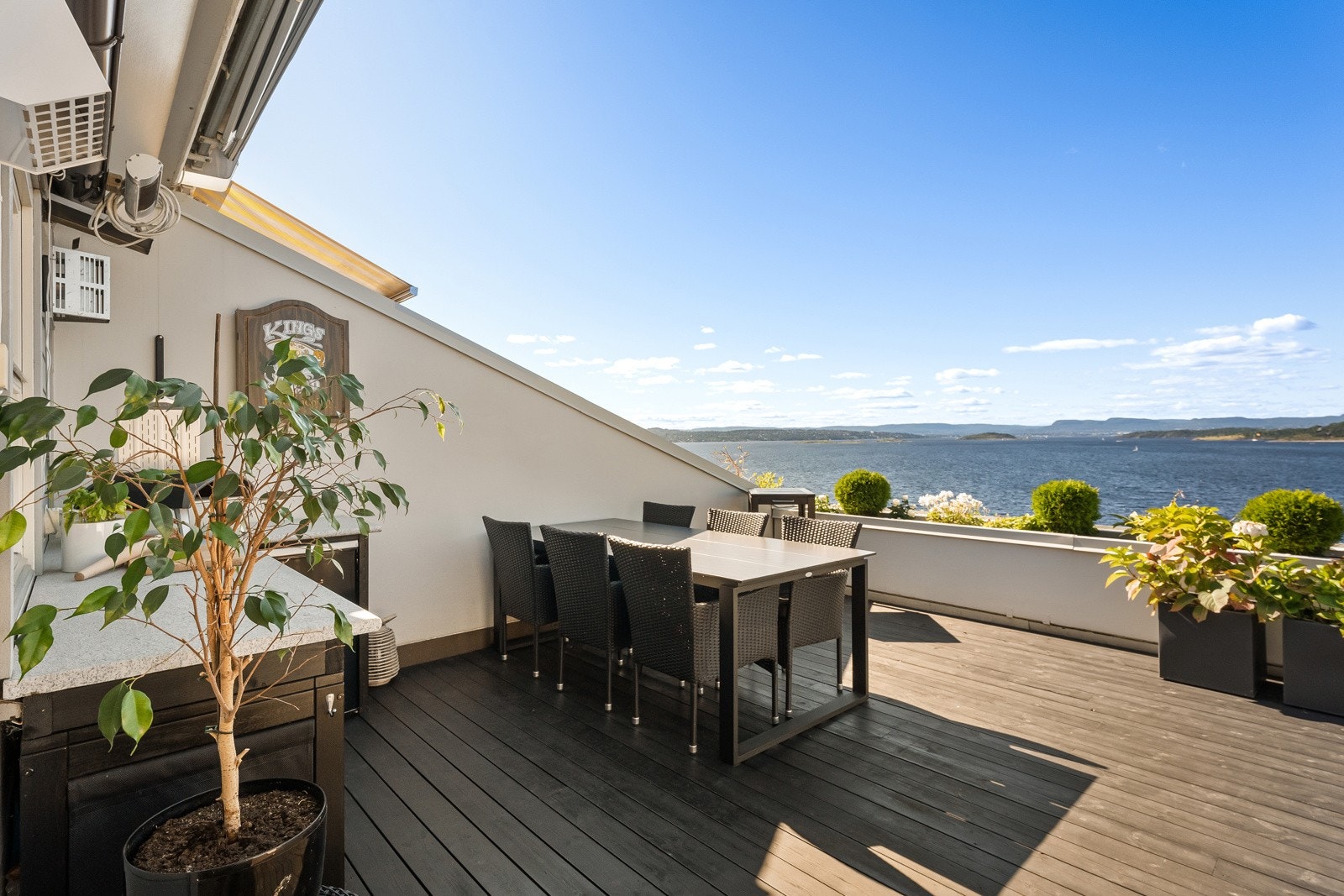 Terrasse med panorama fjordutsikt og gode solforhold Galleribilde