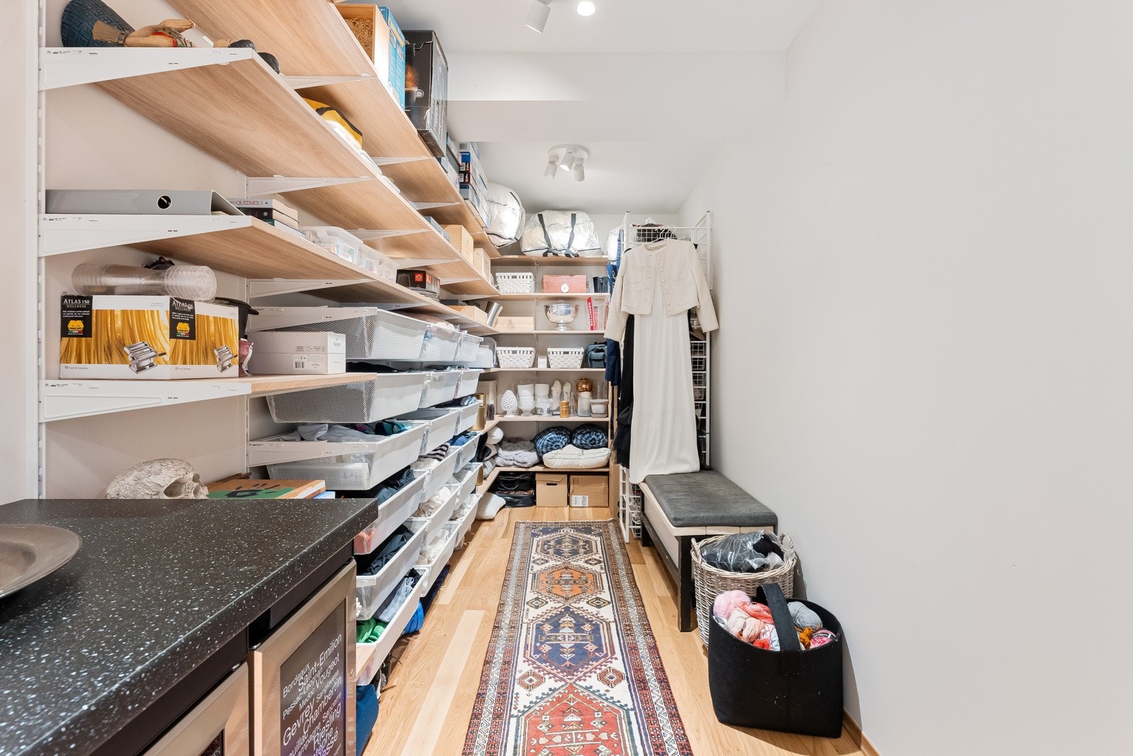 Stor innvendig bod med gode oppbevaringsmuligheter Galleribilde