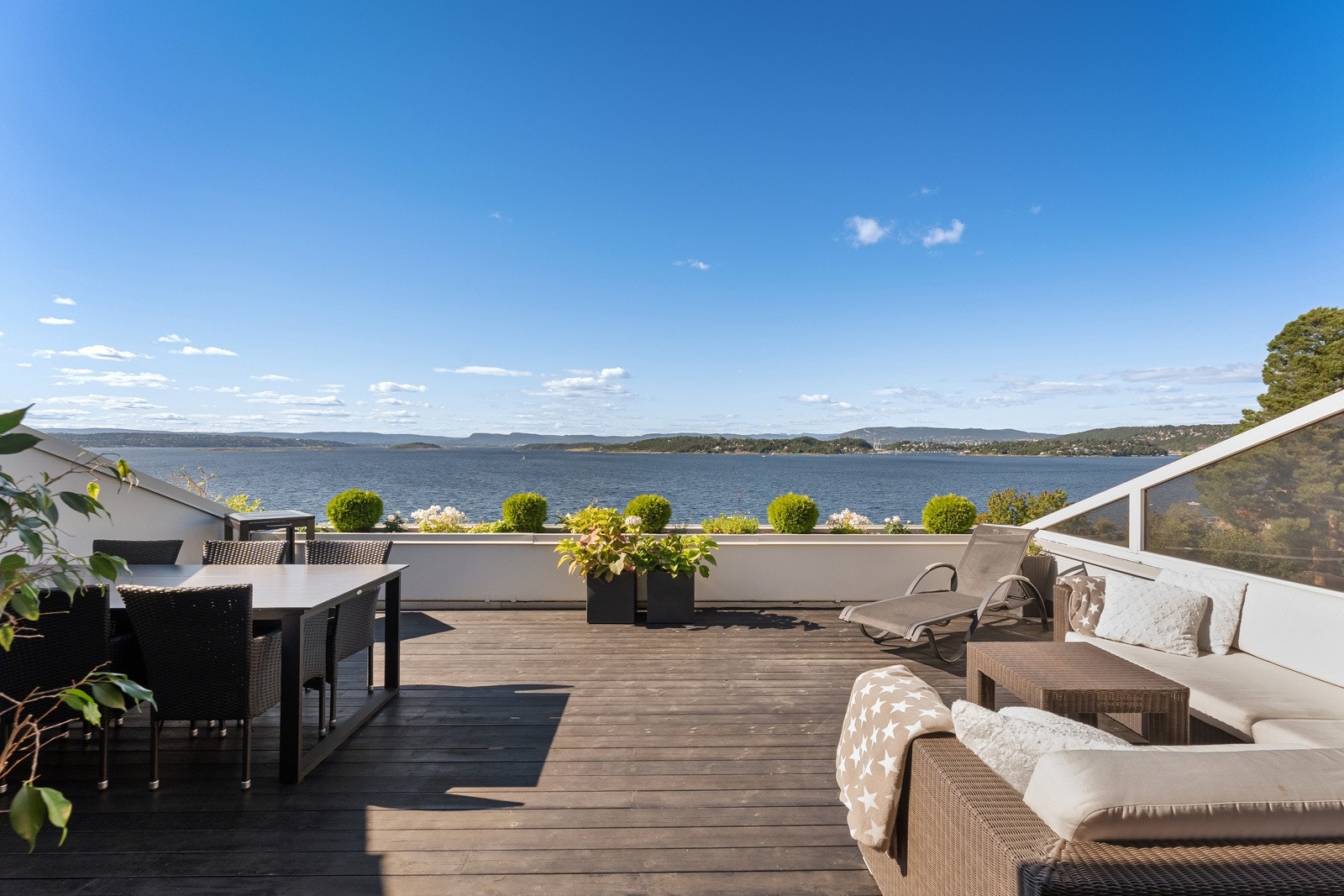 Solrik terrasse på 34 m² med god plass til ulik møblering Galleribilde