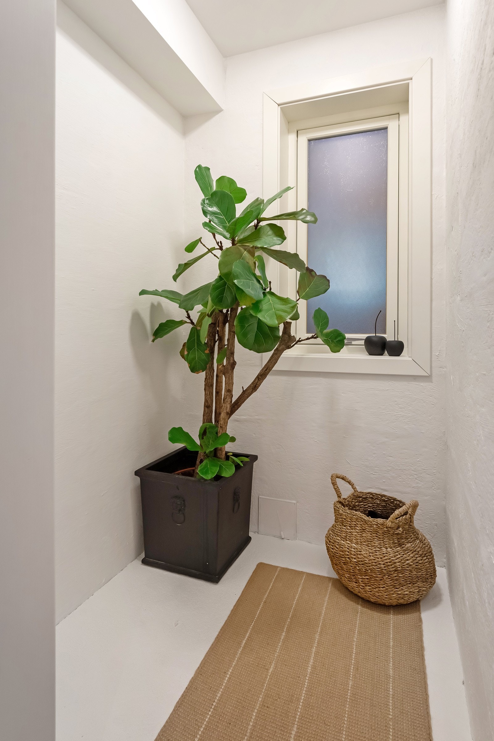 Det er satt inn vindu i bod tilknyttet innredet rom Galleribilde