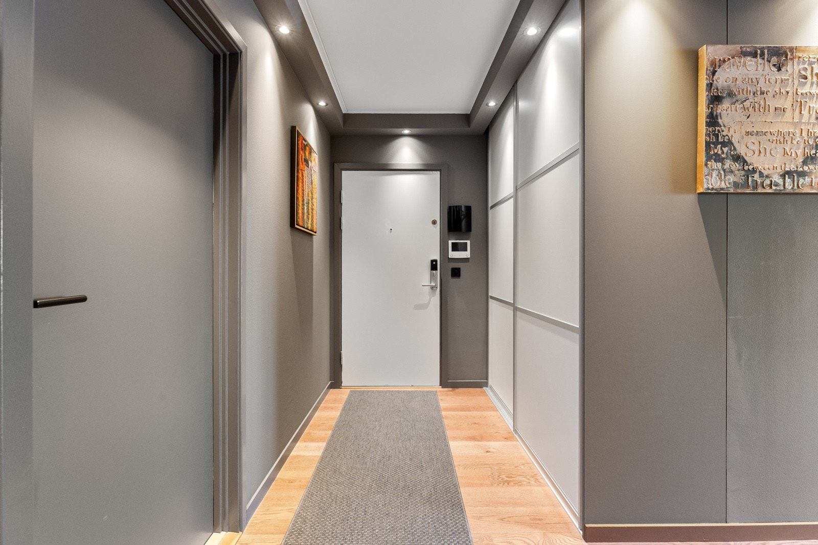 Innbydende entré med praktisk skyvedørsgarderobe Galleribilde