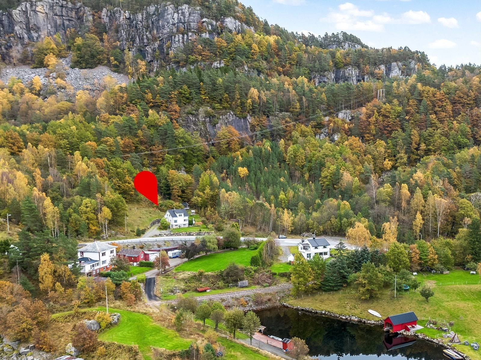 Eiendommen ligger mellom Drangeid og Loga, ca 3,5 km fra Flekkefjord sentrum. Galleribilde