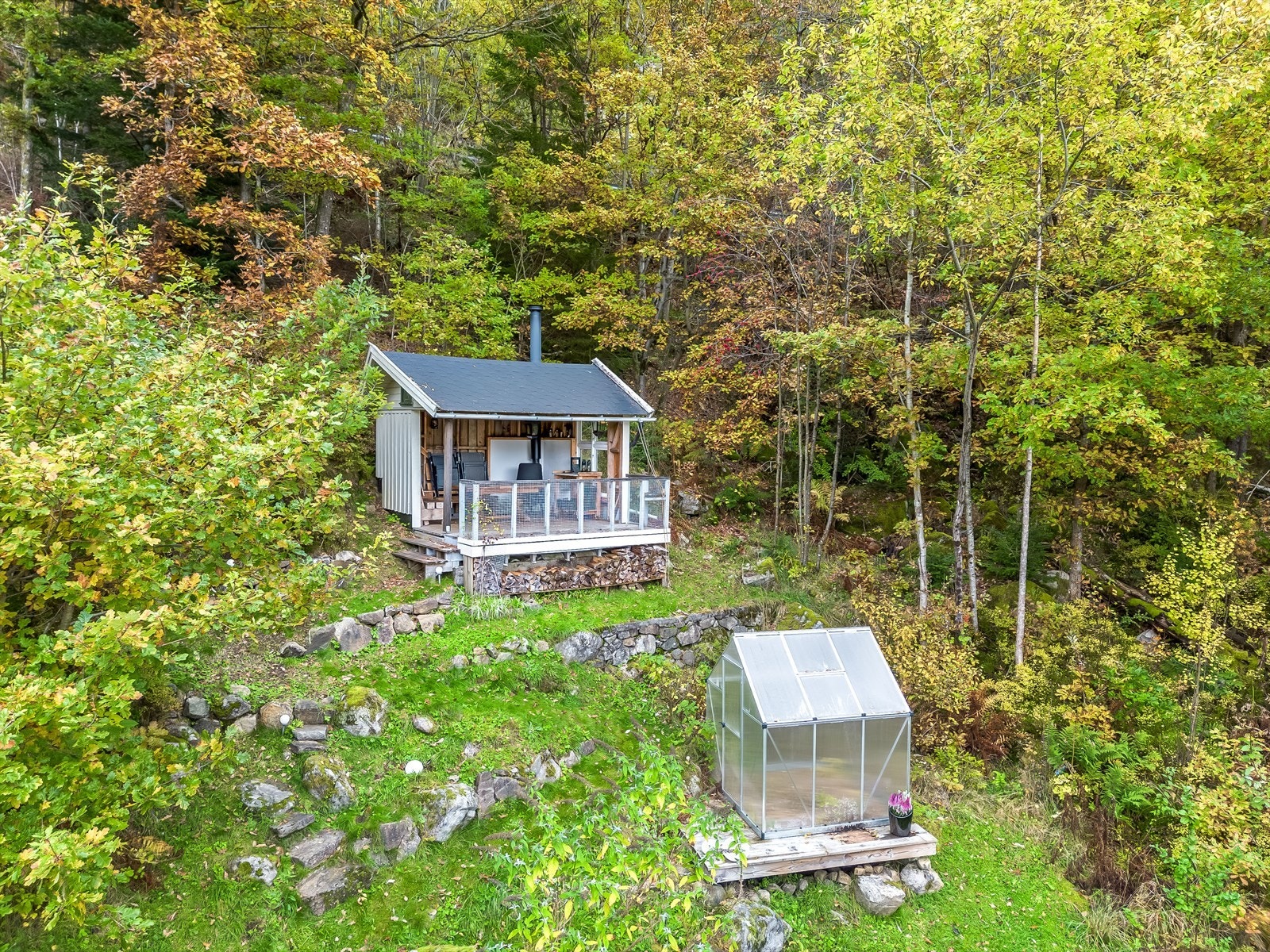 Koselig grillbu i hagen beliggende med flott skue utover fjorden. Galleribilde