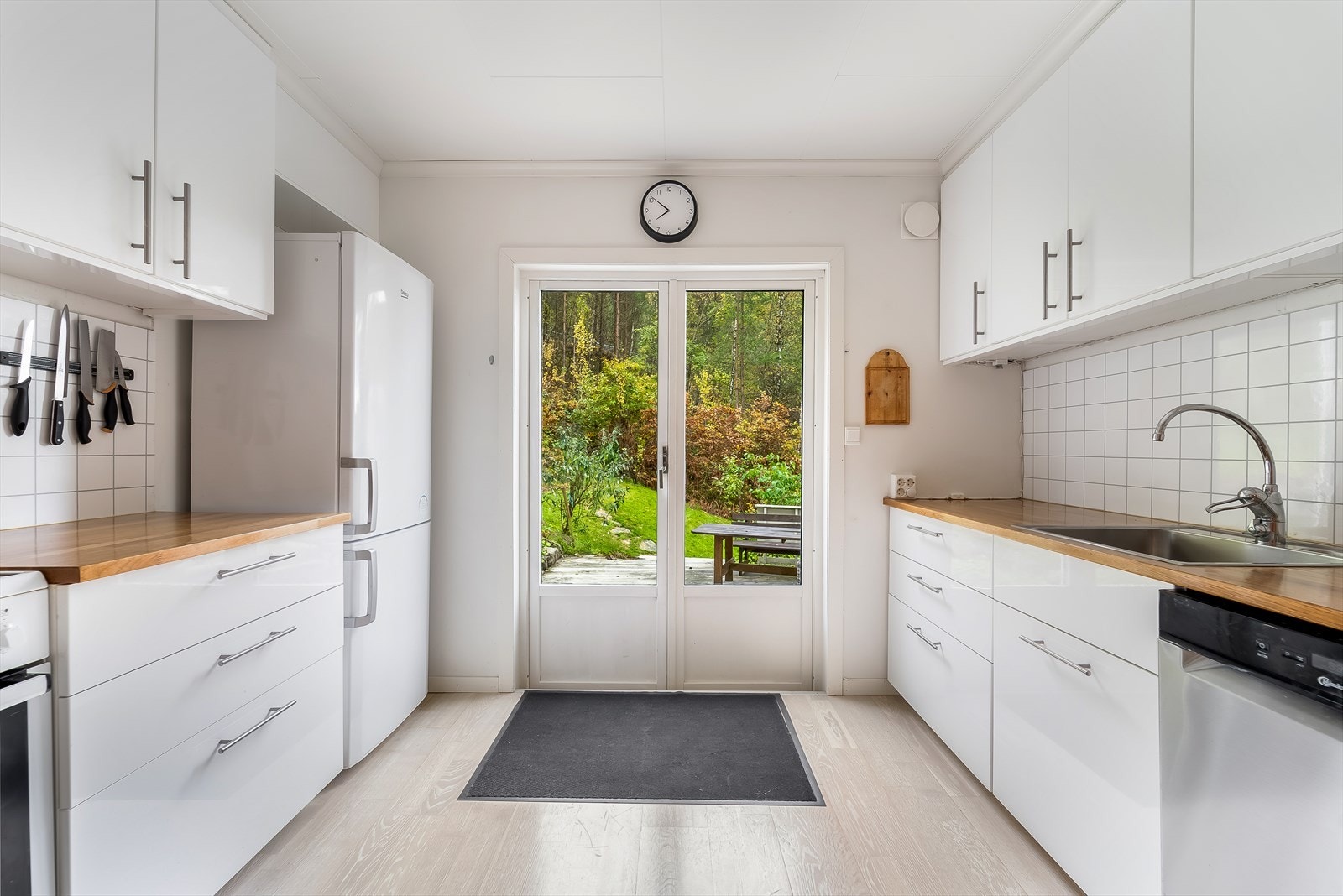 Utgang til terrasse og hage. Galleribilde