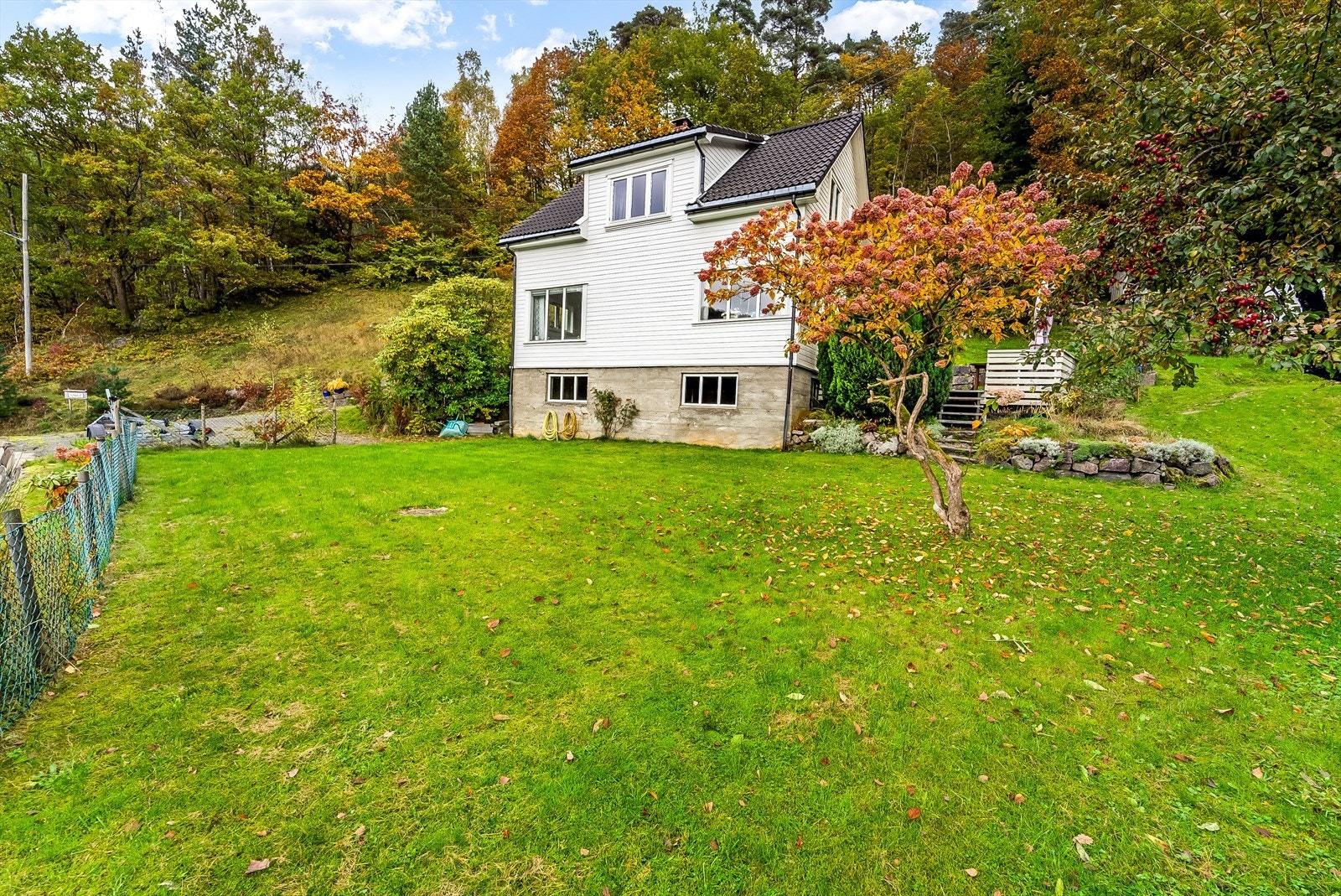 Uteområdet er pent opparbeidet med hage, trær og prydbusker. Galleribilde