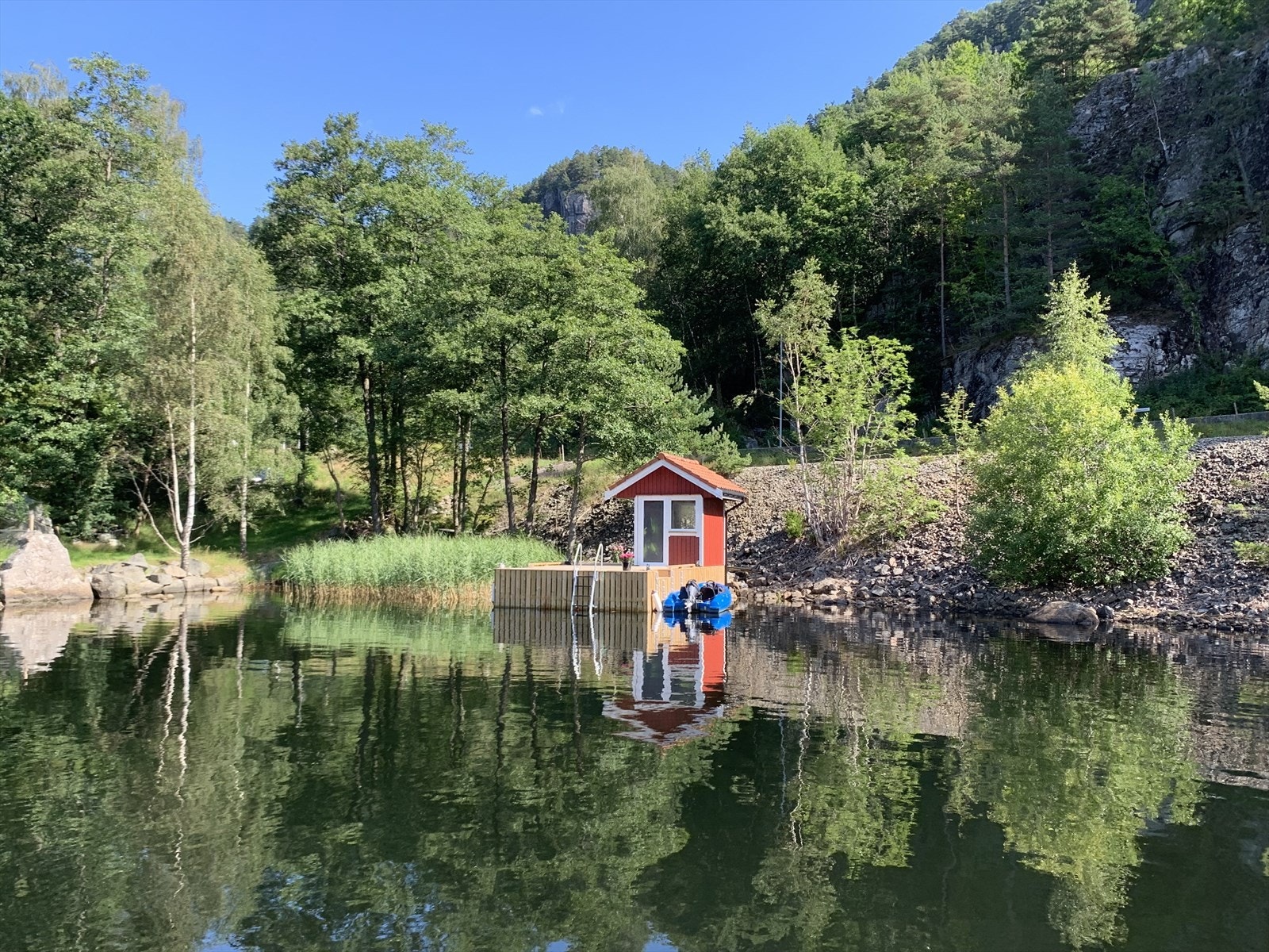 Strandparsell består av et lite naust og nyere brygge. Galleribilde