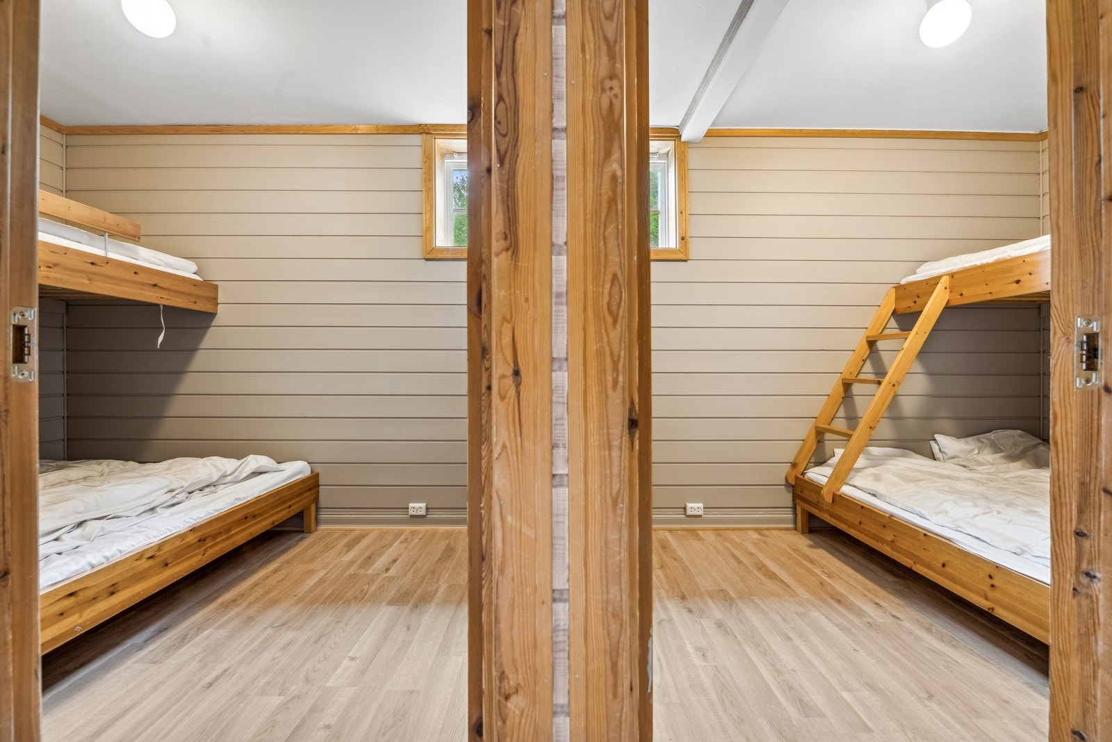 Leiligheten har to parktiske soverom med sengekøyer. Galleribilde