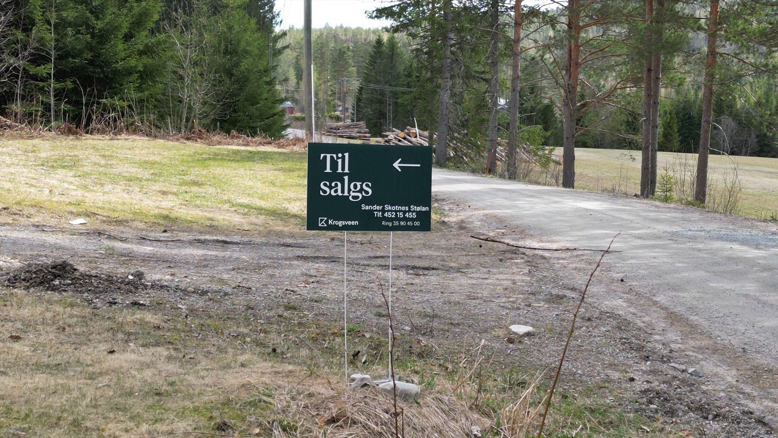 Tomten er merket med "Til salgs" skilt fra Krogsveen. Galleribilde
