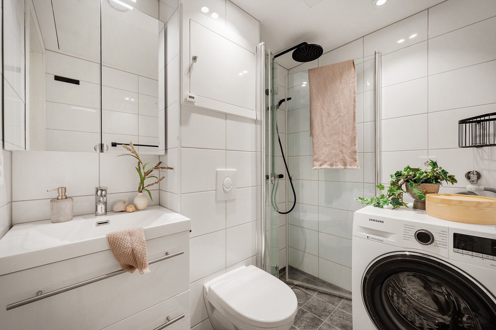 - Merk de innfellbare dusjdørene som er svært plassbesparende - Galleribilde