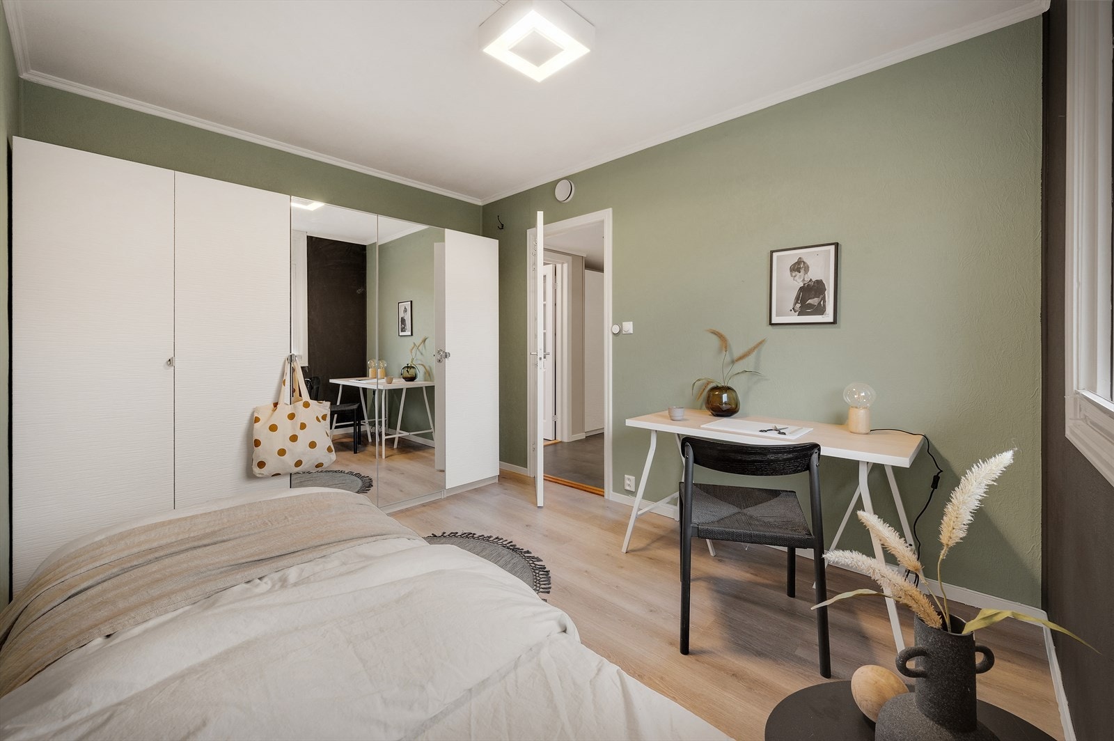 - God plass til dobbeltseng samt øvrig ønsket møblement - Galleribilde