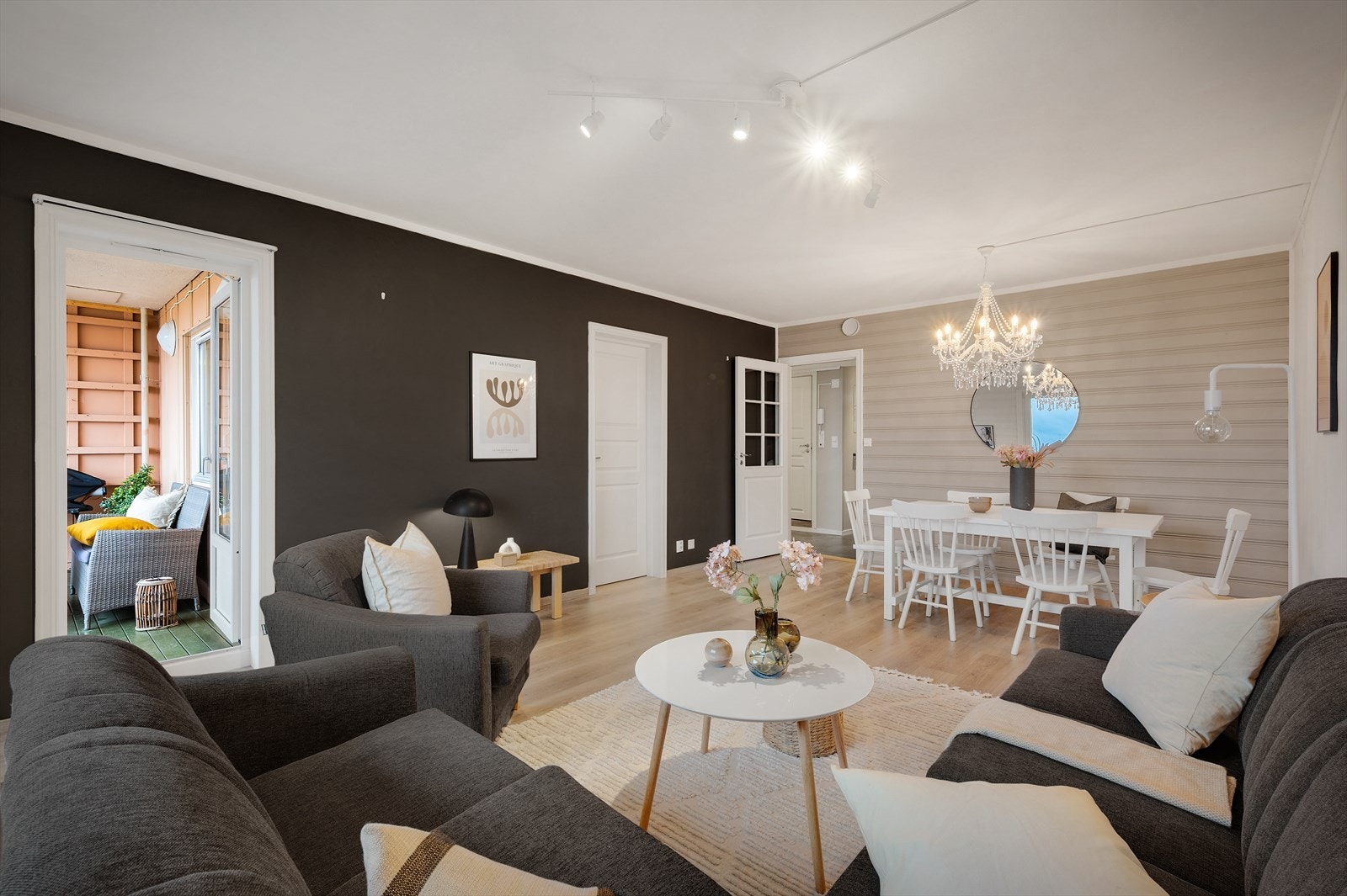 - Stuens praktiske løsning bidrar til at du har god plass til sofagruppe og spisebord i hver sin naturlige sone - Galleribilde