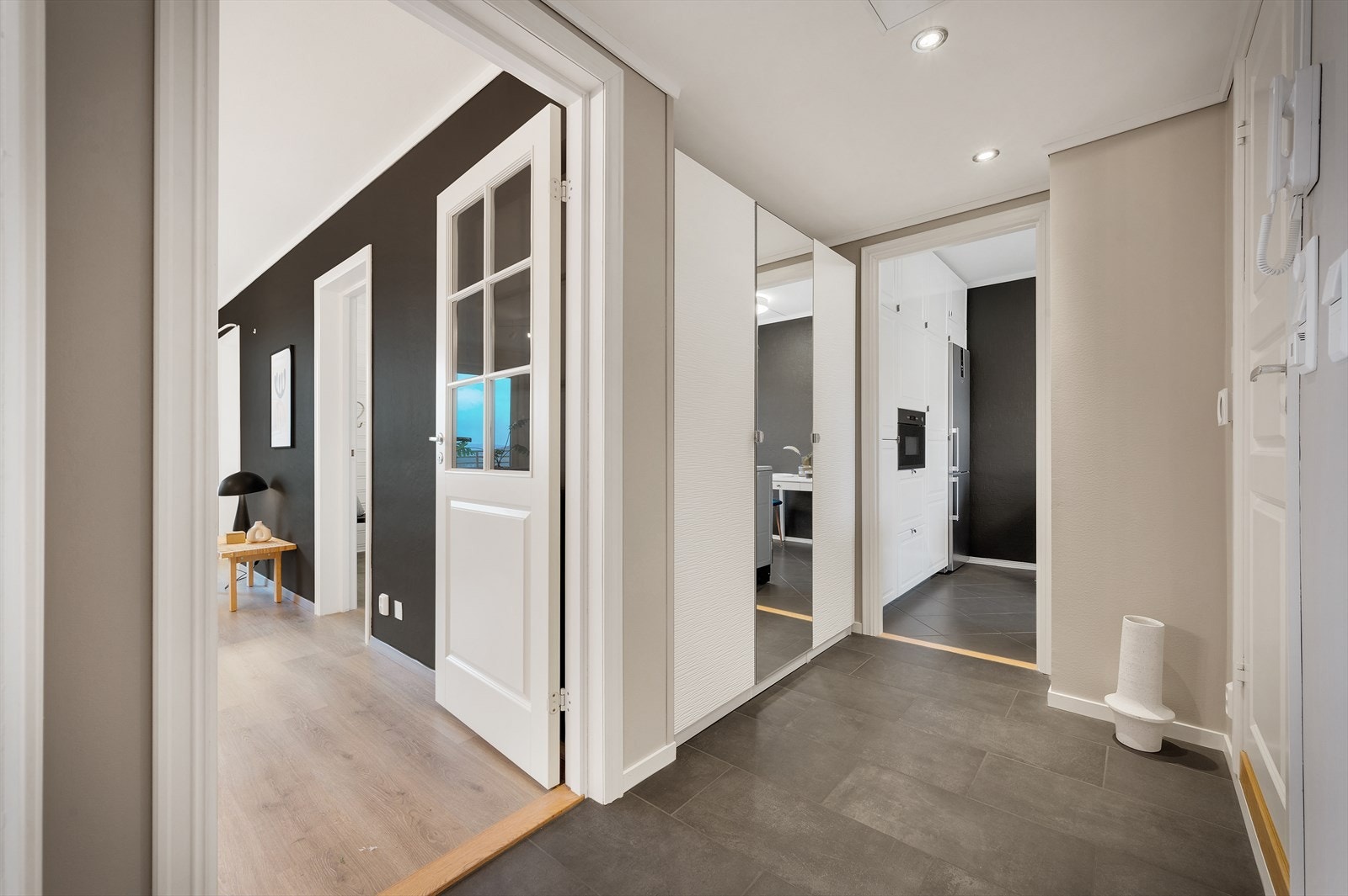 - Romslig gang med praktiske fliser på gulv - Galleribilde