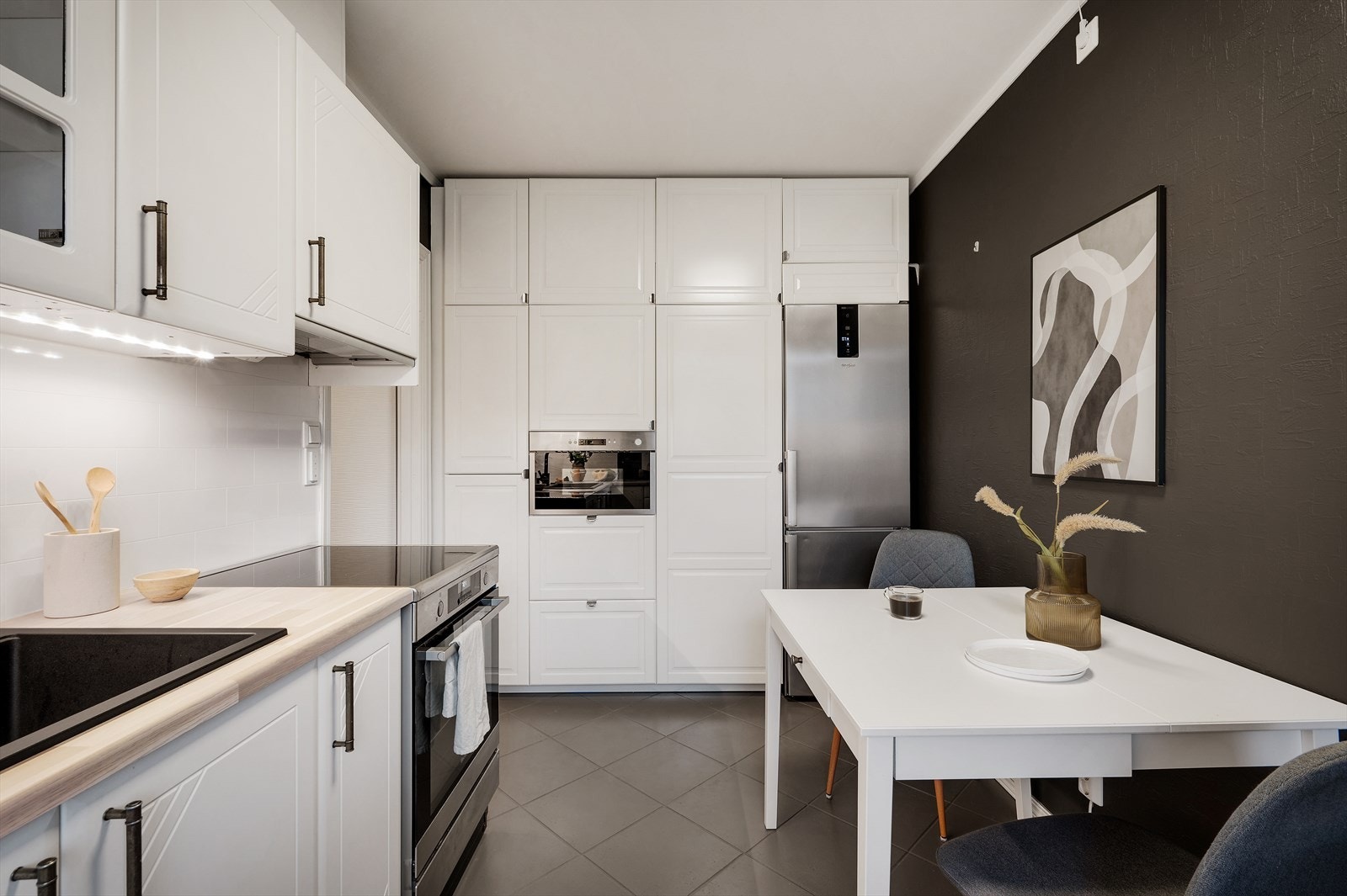 - Et praktisk og funksjonelt kjøkken, hvor arealet er svært godt utnyttet - Galleribilde