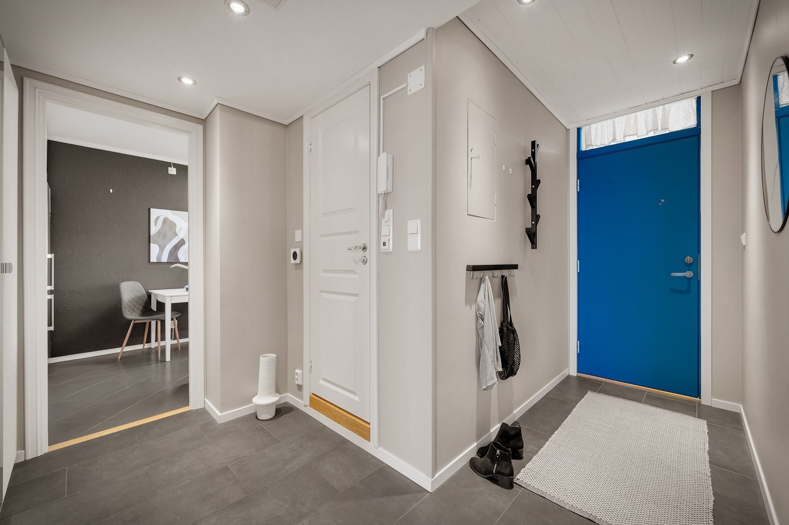 - Entréen er romslig med plass til ønsket oppbevaringsløsning - Galleribilde