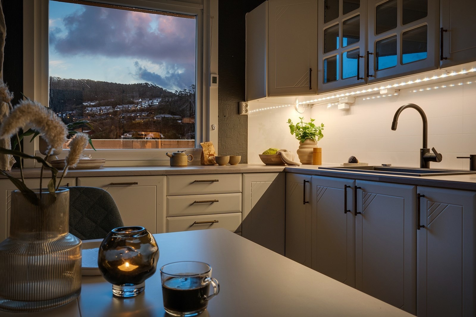 - Rikelig med skap- og benkeplass samt lys under overskap sørger for gode arbeidsforhold - Galleribilde