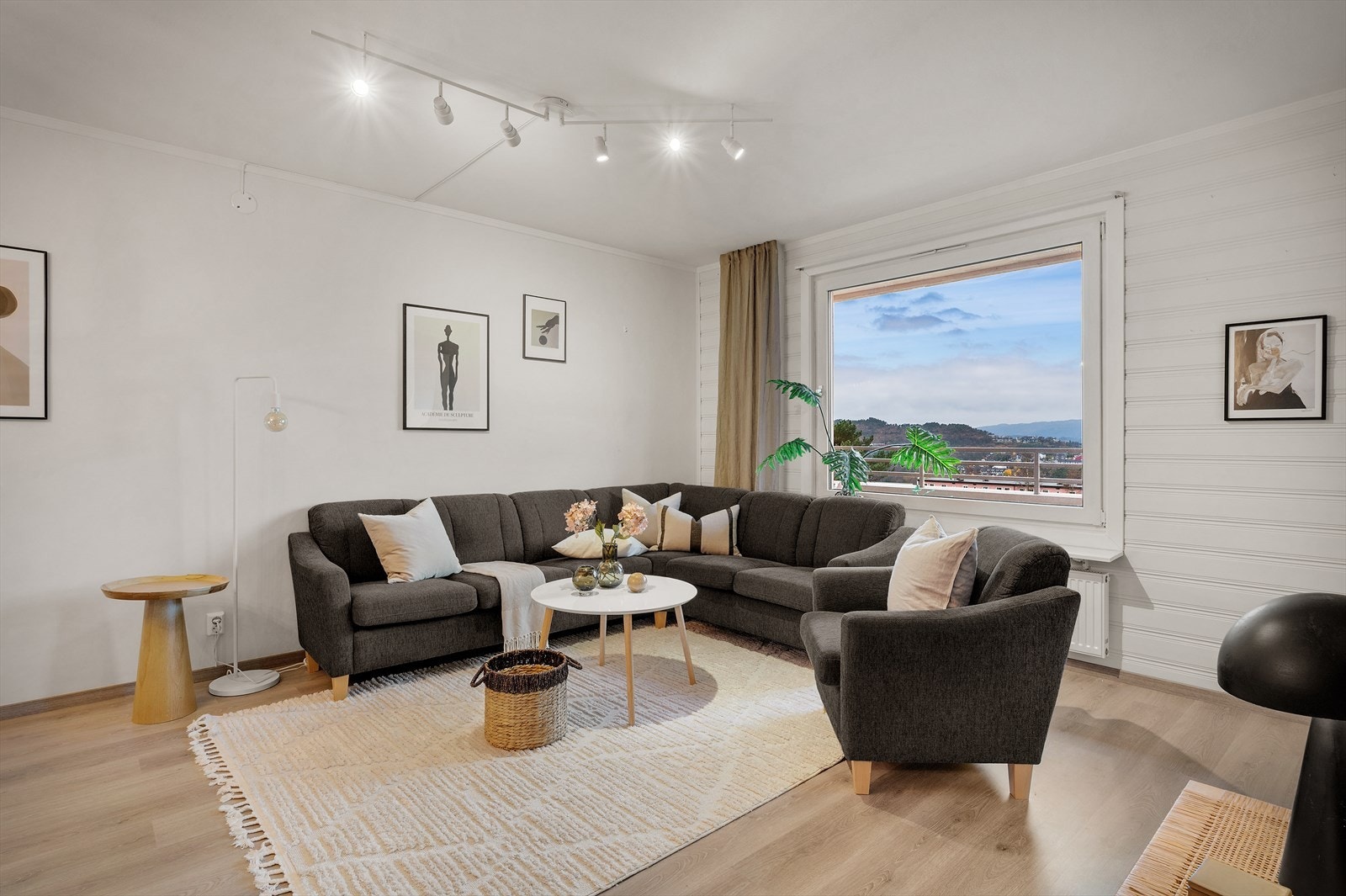 - Mye inkludert i felleskostnadene, bla. sentralvarme, varmtvann, tv/internett mm. - Galleribilde