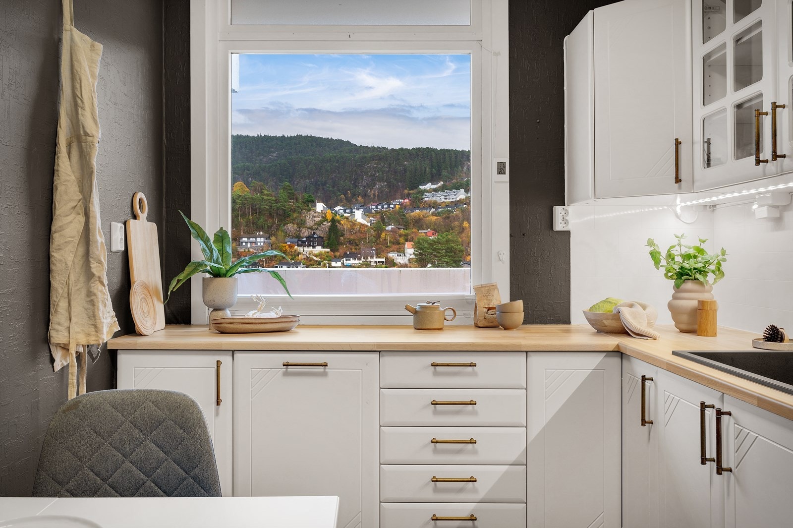 - Klassisk innredning med profilerte fronter og benkeplate av laminat - Galleribilde