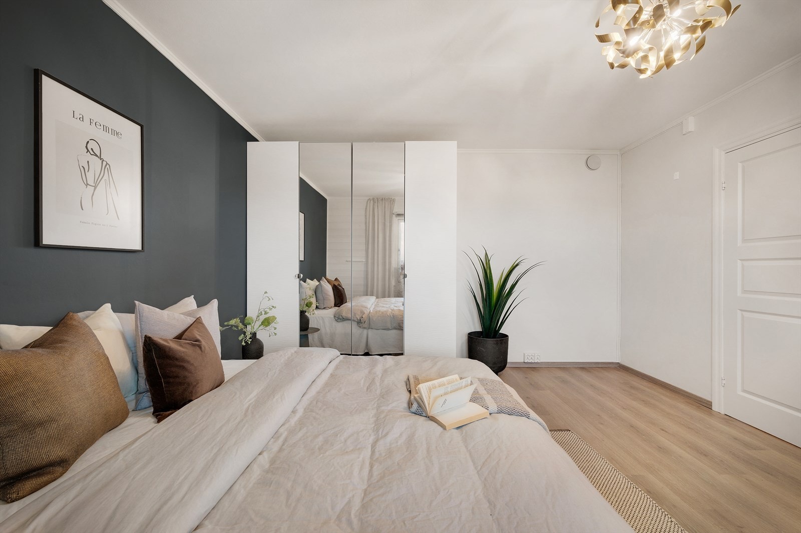 - God plass til dobbeltseng i ønsket størrelse samt øvrig møblement - Galleribilde