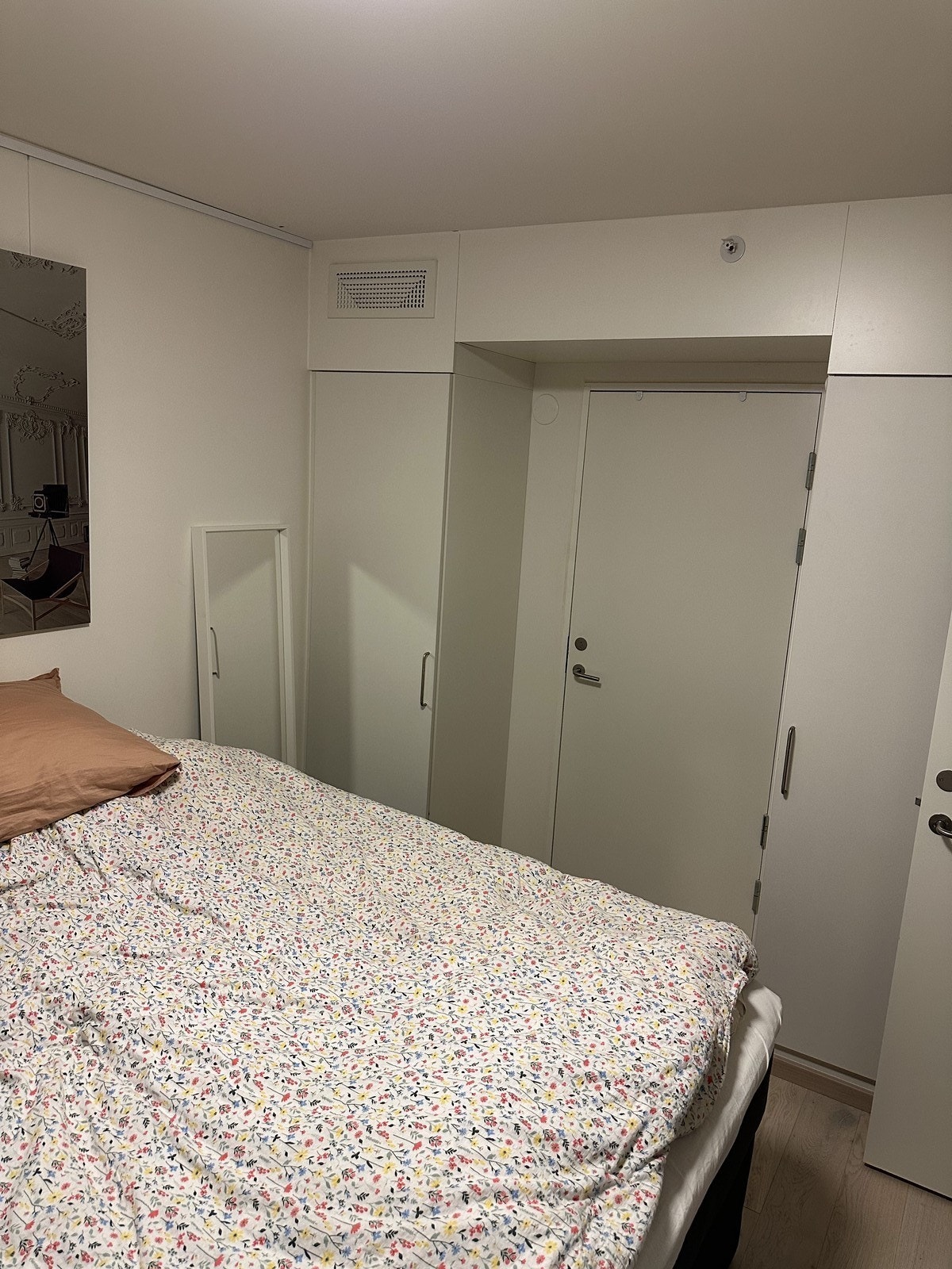 Inngang til badet via soverommet. Galleribilde