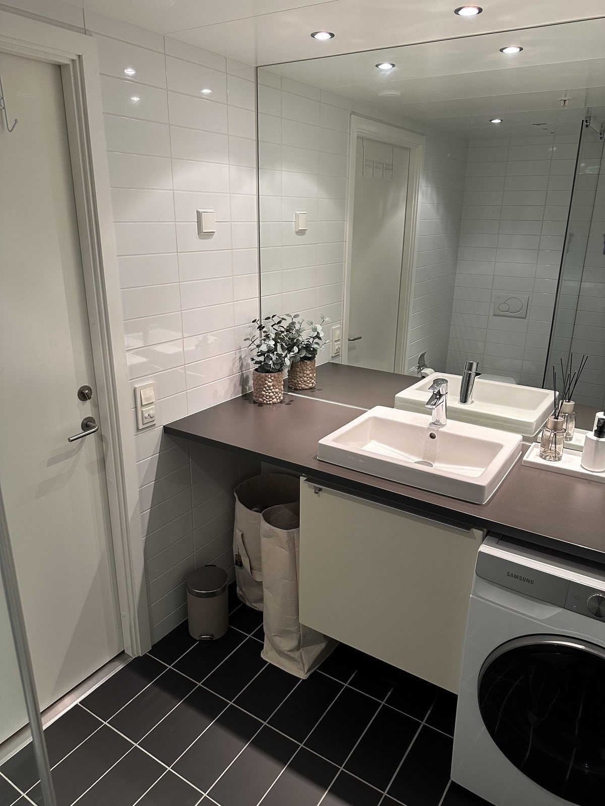 Gulvvarme og opplegg for vaskemaskin på badet. Galleribilde
