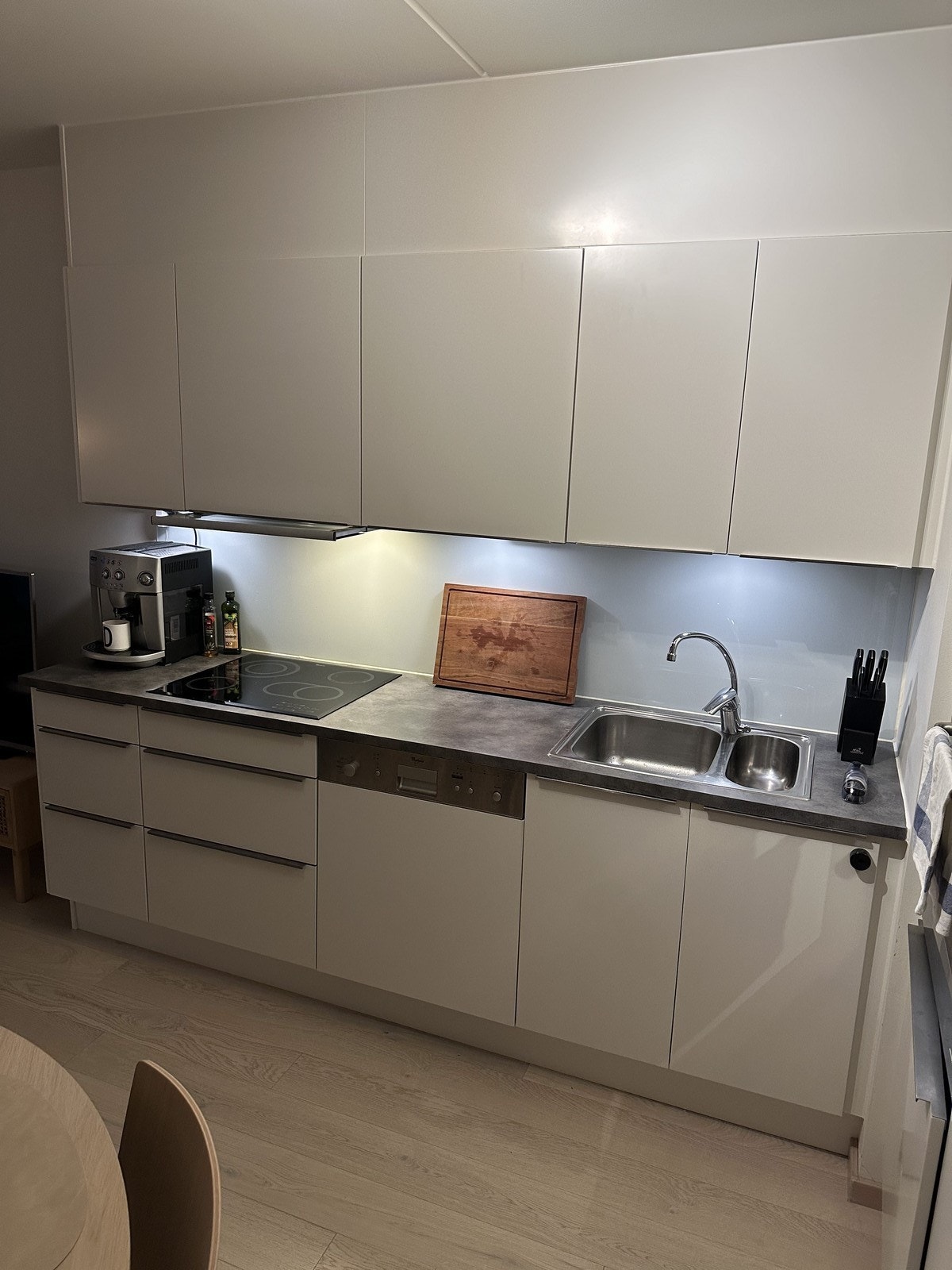 Integrerte hvitevarer følger med (oppvaskmaskin, kombiskap, stekeovn og platetopp). Galleribilde