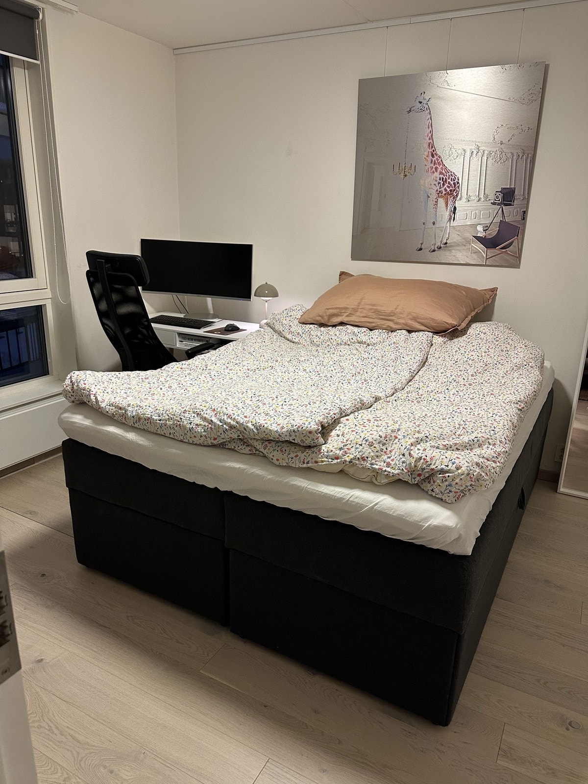 Soverommet er av god størrelse. Her innredet med dobbeltseng og hjemmekontor. Galleribilde