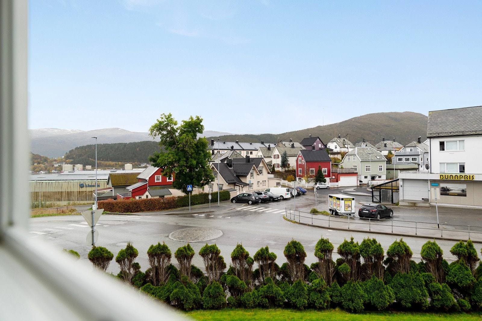 Utsikt fra stuevinduet. Leiligheten har vinduer med 3-lags isolerglass fra 2012. Galleribilde