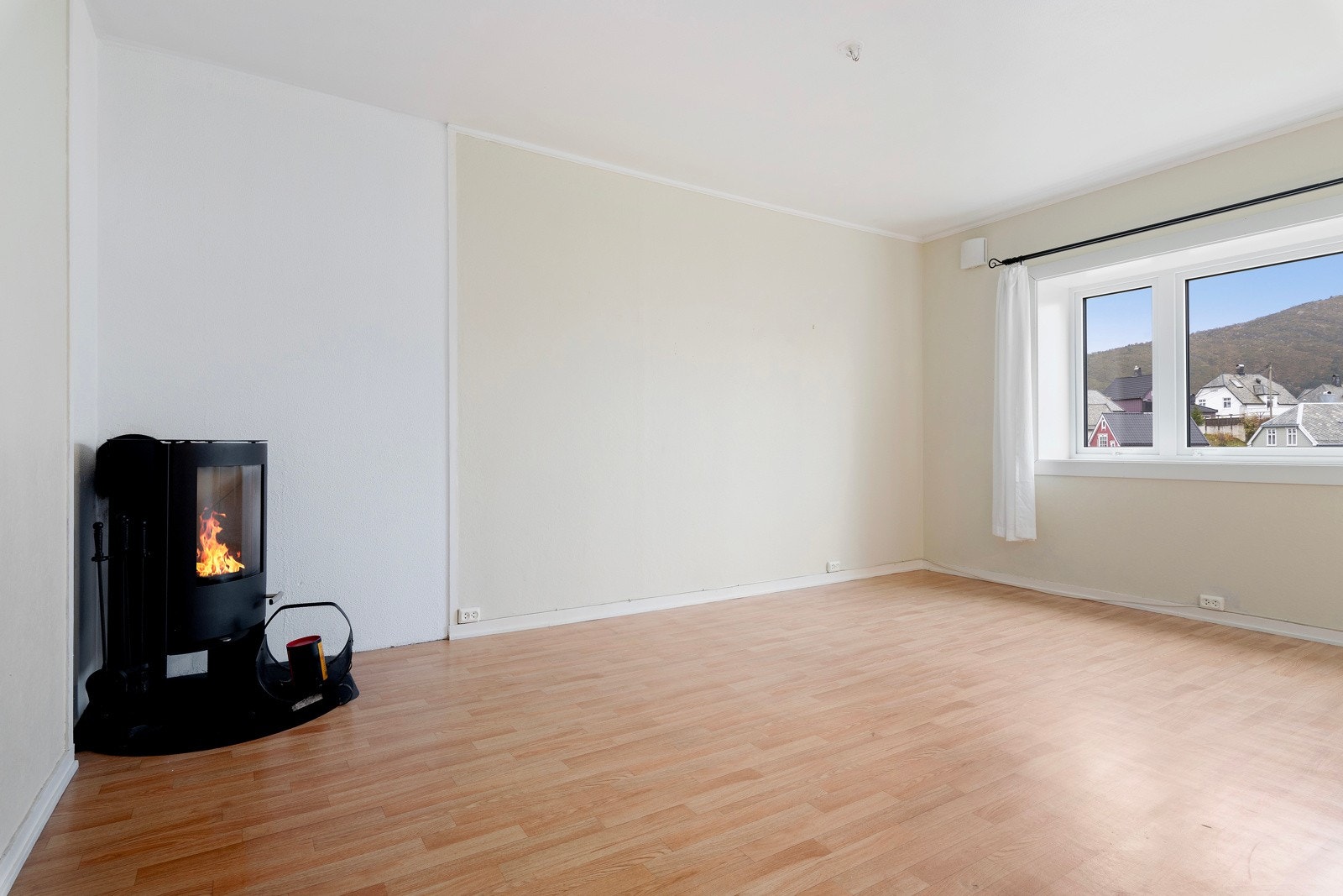 Vedfyring på stuen skaper en hyggelig og lun atmosfære på kaldere dager. Galleribilde