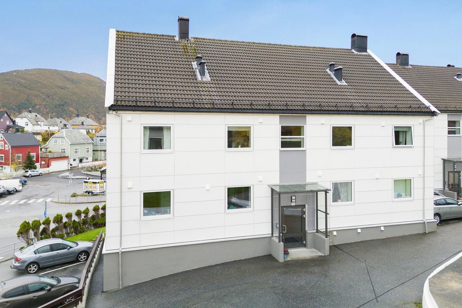 Inngangspartiet til bygget er overbygd. Galleribilde