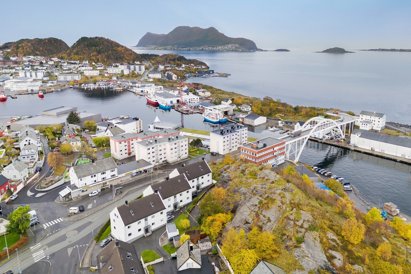 Leiligheten ligger sentralt til, med kollektivtransport og dagligvarebutikk rett over gaten. Galleribilde