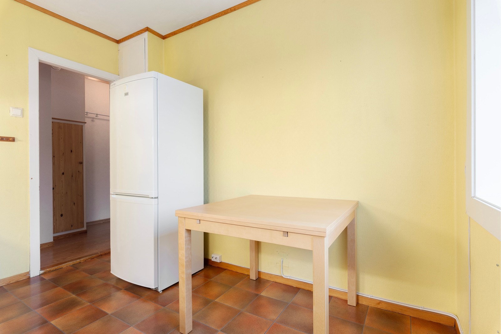 Om ønskelig kan kjøleskap og bord følge med i handelen. Galleribilde