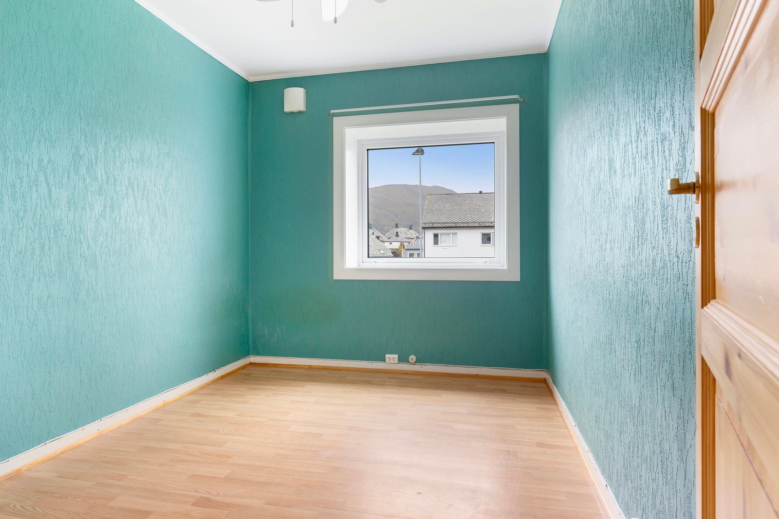 Fra gangen fører veien videre til soverommet i leiligheten. Galleribilde