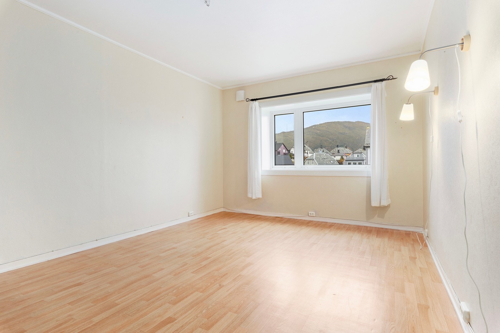 Stuen er lys og romslig med flere alternativer for møblering. Galleribilde