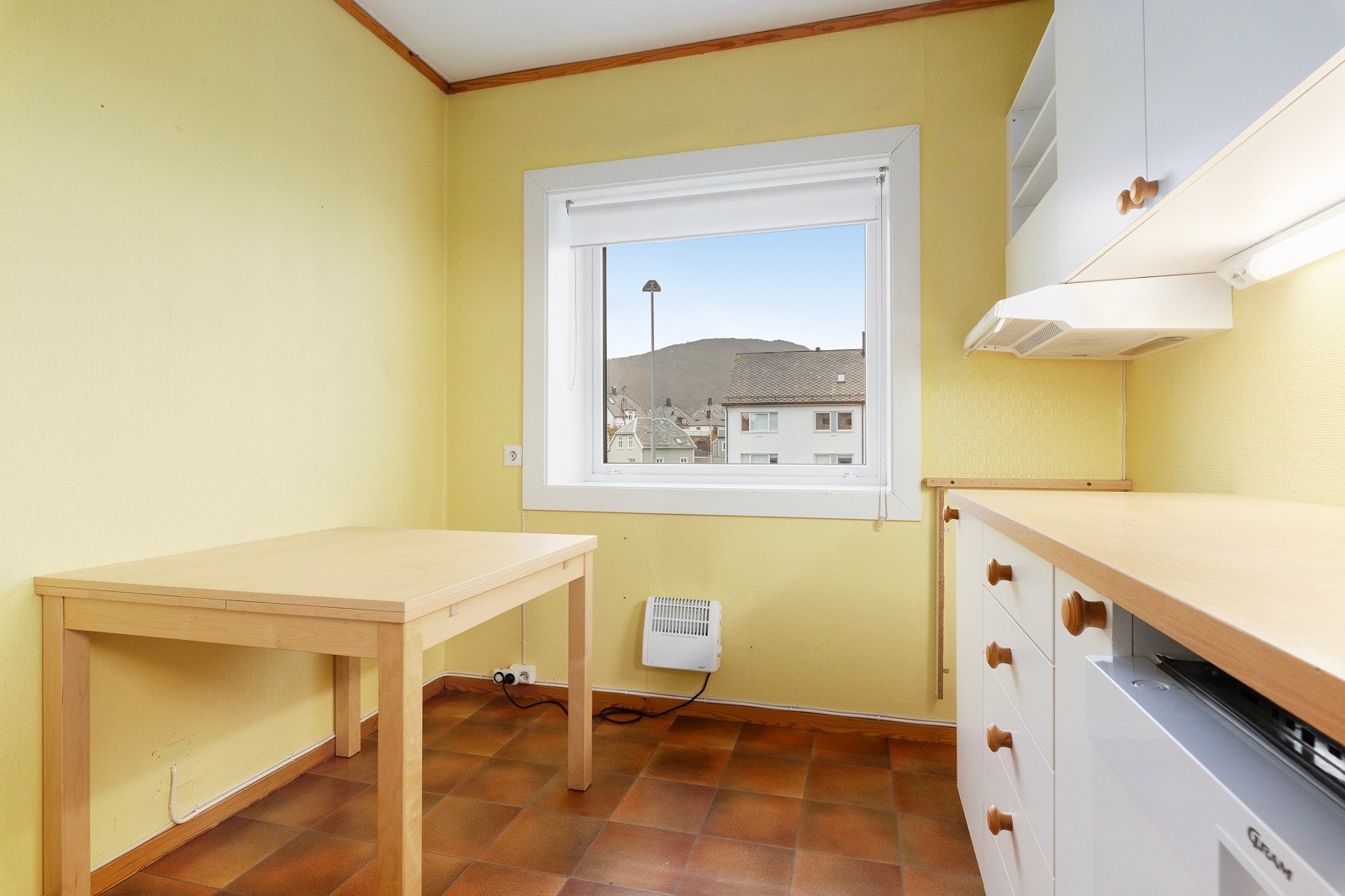 Praktisk benkeskapsbelysning og stikkontakter er plassert over kjøkkenbenken. Galleribilde