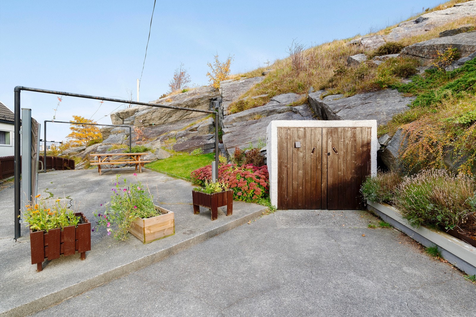 Borettslaget disponerer et flott opparbeidet uteområde med solplasser, utemøblement, hekk og gressplen. Galleribilde