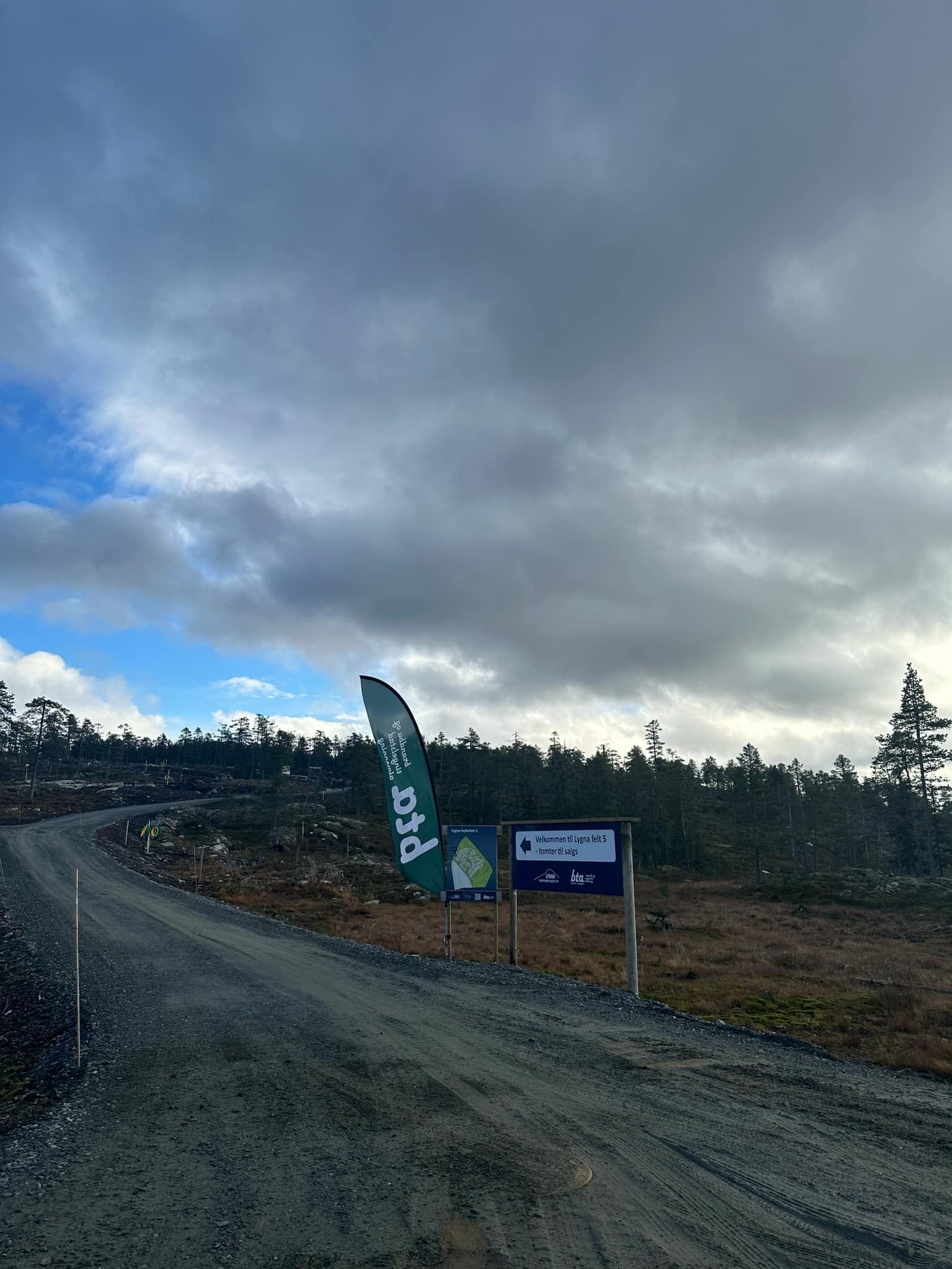 Velkommen til visning på dette nye hyttefeltet på Lygna. Infrastruktur og veier er laget så det er bare å kjøre opp i feltet.
Tomtenummer og tomtepriser ligger på https://www.hyttetomterlygna.no/ Galleribilde