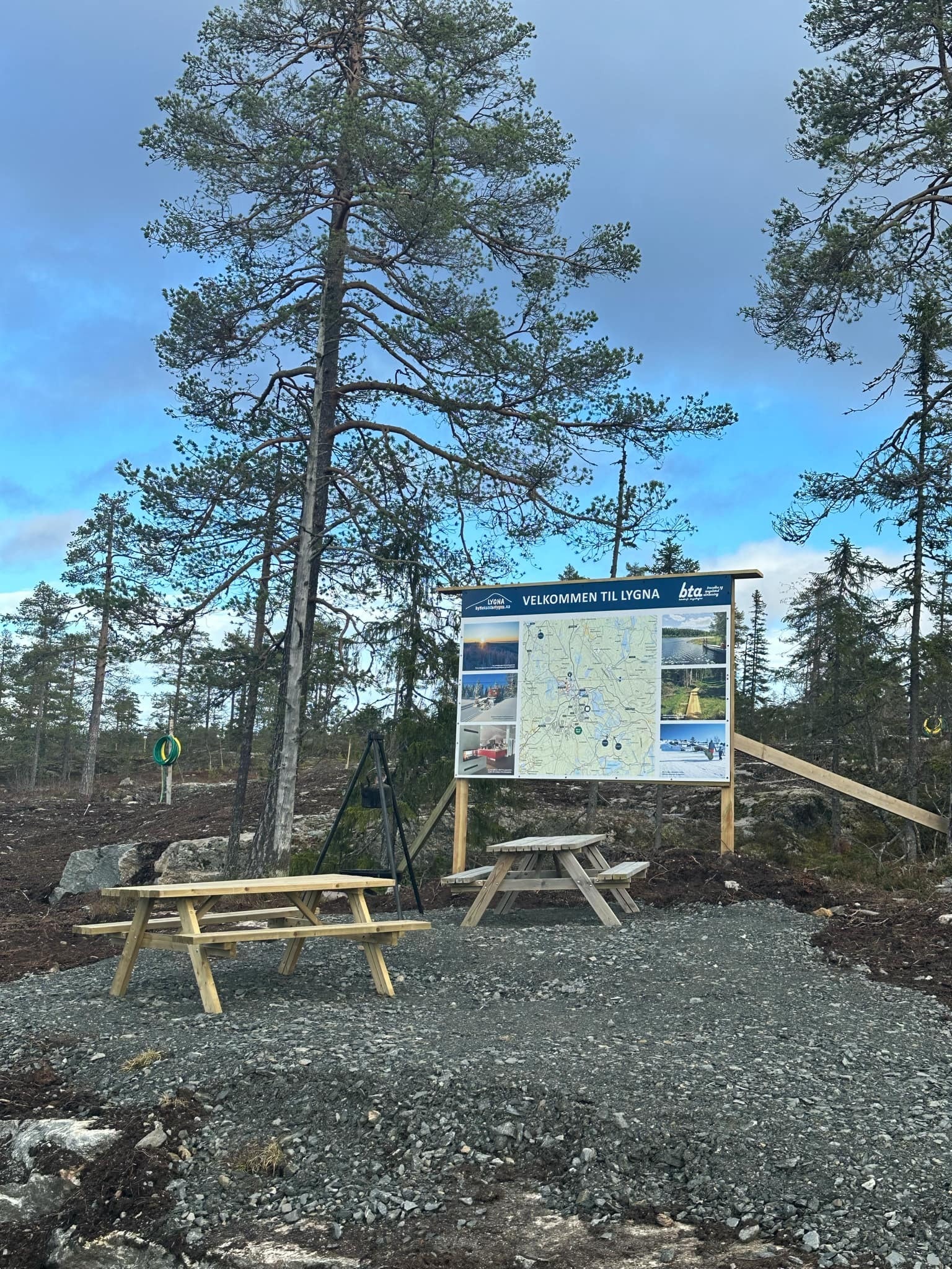 Velkommen til visning på dette nye hyttefeltet på Lygna. Infrastruktur og veier er laget så det er bare å kjøre opp i feltet.
Tomtenummer og tomtepriser ligger på https://www.hyttetomterlygna.no/ Galleribilde