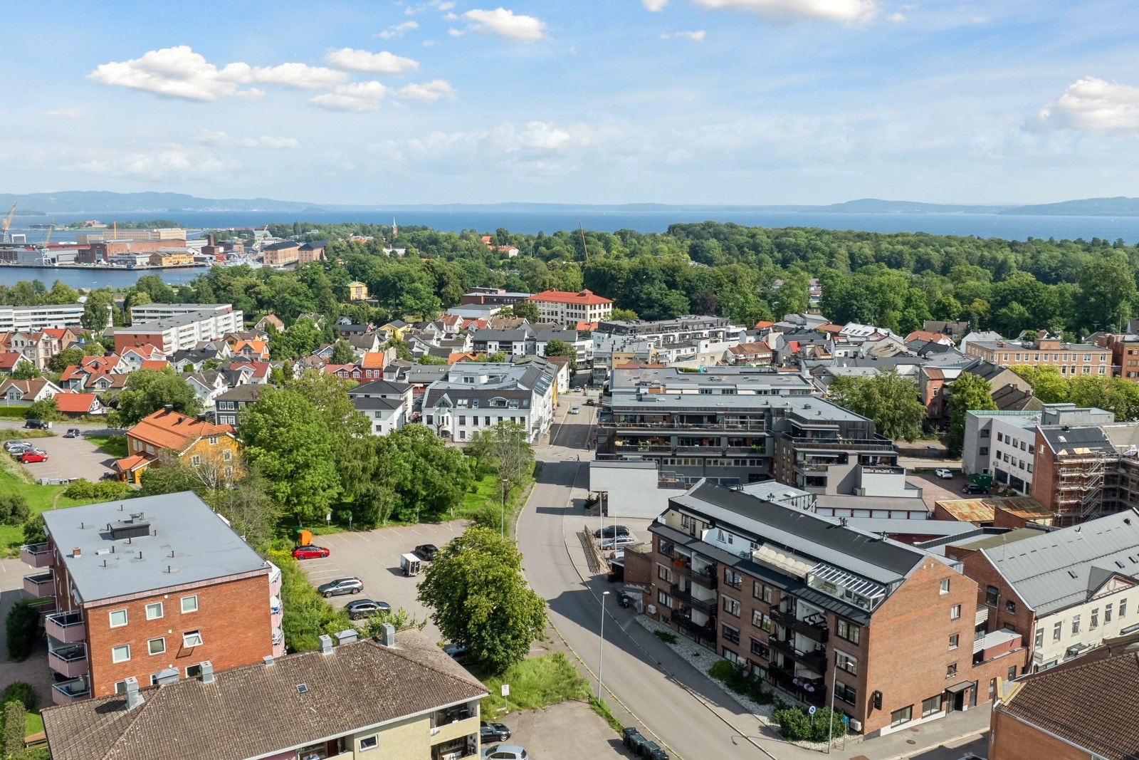 Kun 6. minutter ned til havnen med butikker og hyggelige restauranter. Galleribilde