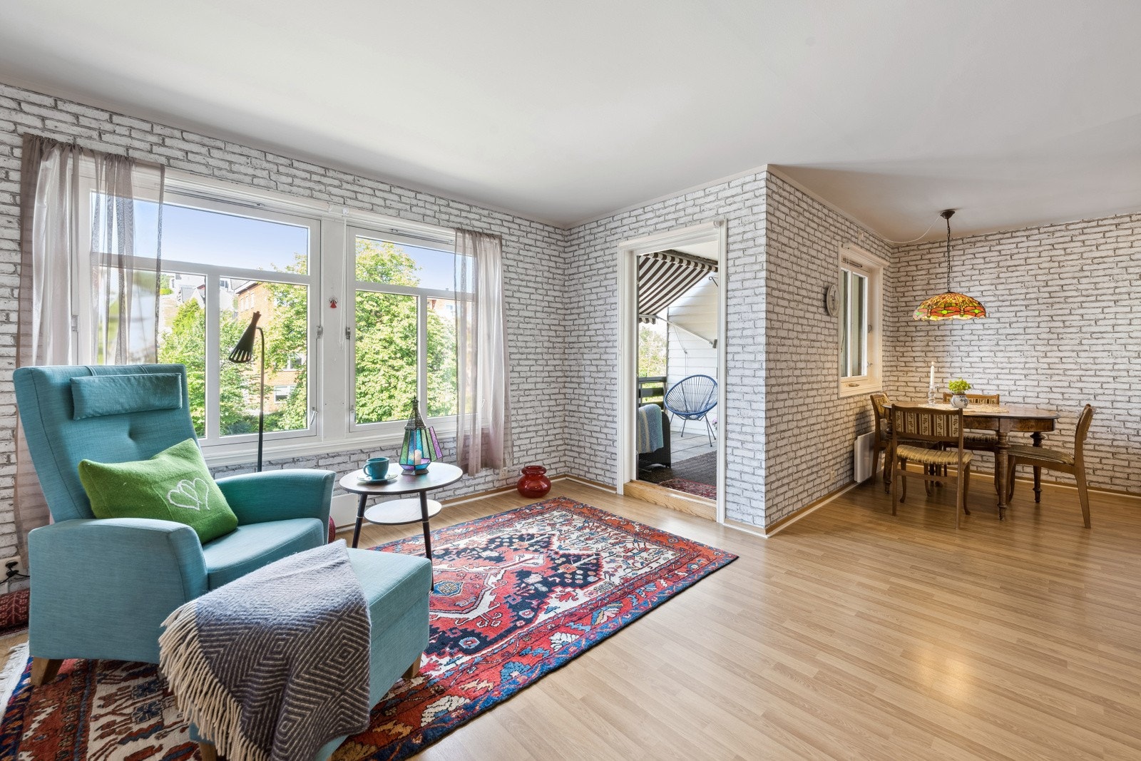 Store vinduer gir rommet godt lysinnslipp og hyggelig utsikt fra flere sider av leiligheten. Galleribilde