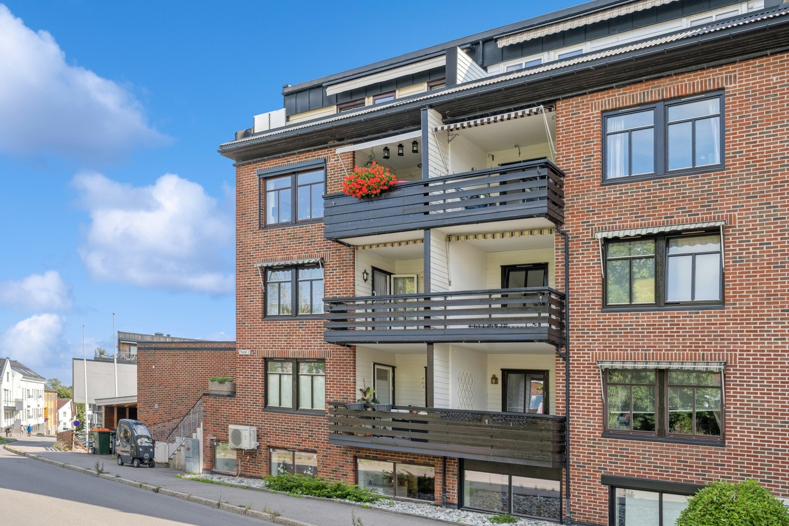 Gode solforhold og hyggelig utsyn over nabolaget. Galleribilde