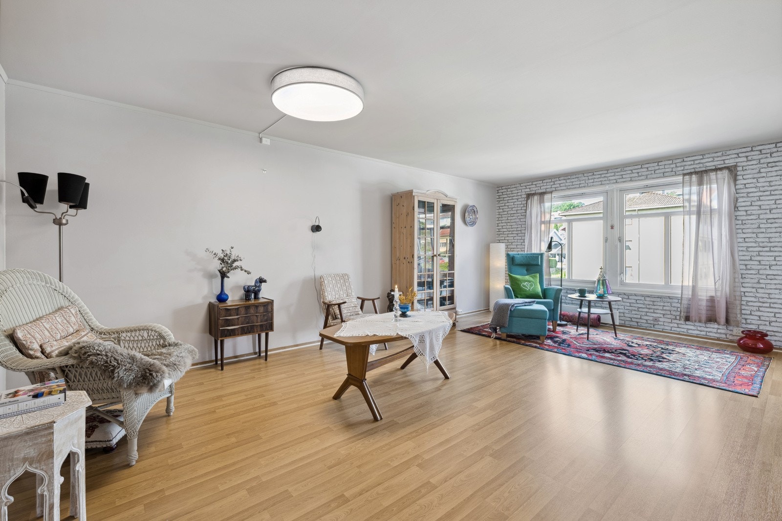 Lys og romslig stue med god plass til ønsket møblement. Galleribilde