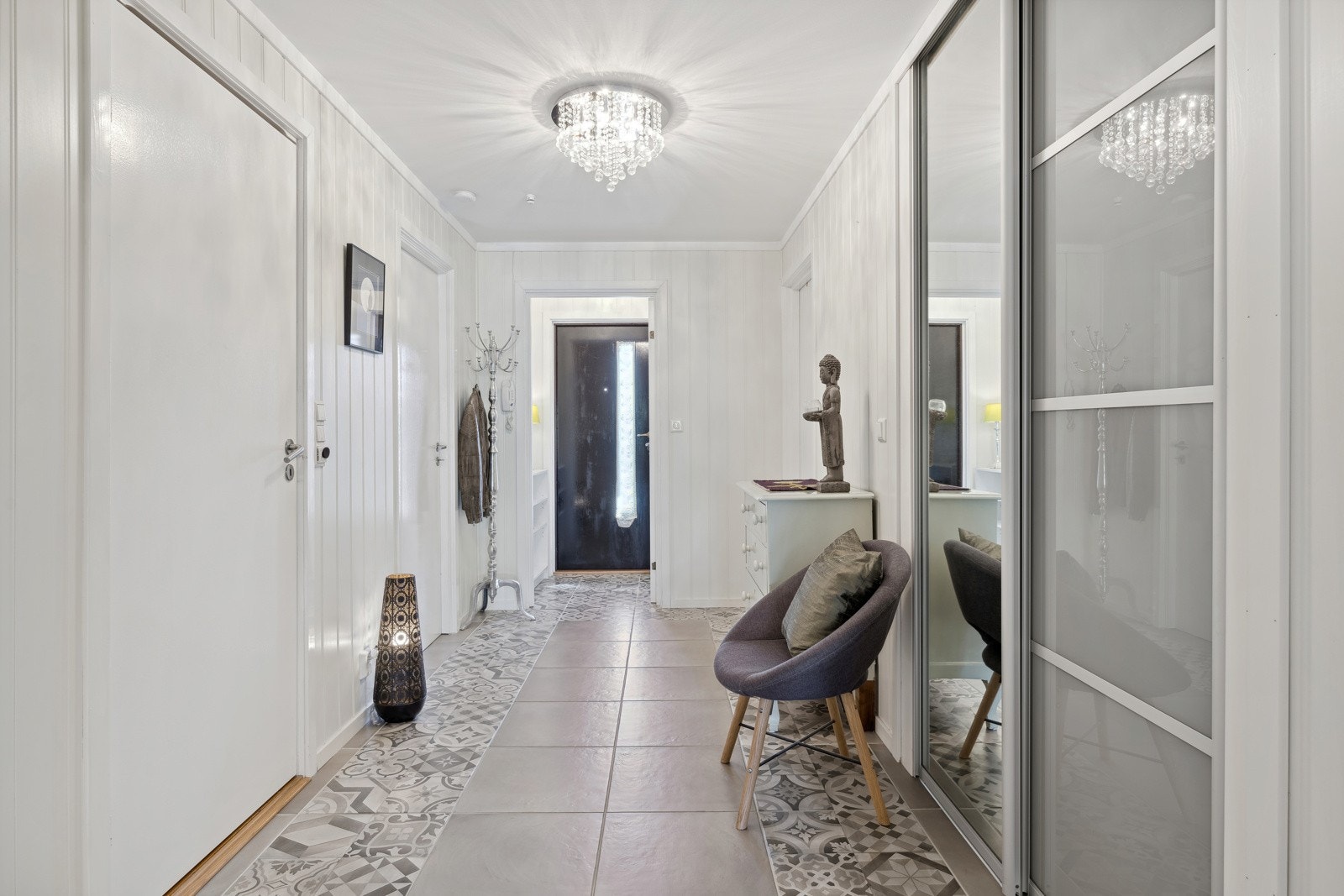 Leiligheten har en stor og lys entré/gang med flislagt gulv og god oppbevaringsplass. Galleribilde