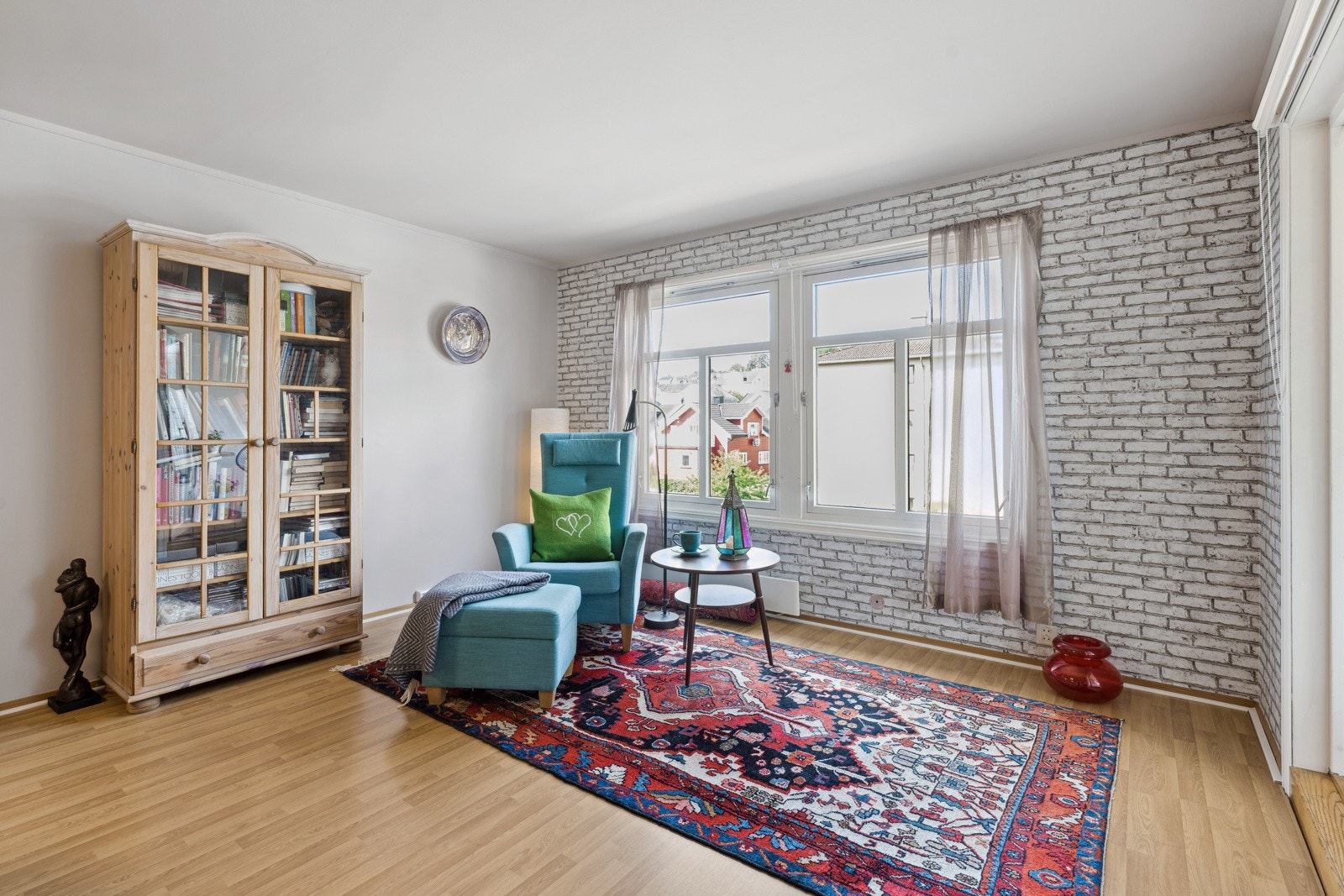 Stuen kan innredes med både sofa, lesekrok, spisebord og tilhørende møblement. Galleribilde