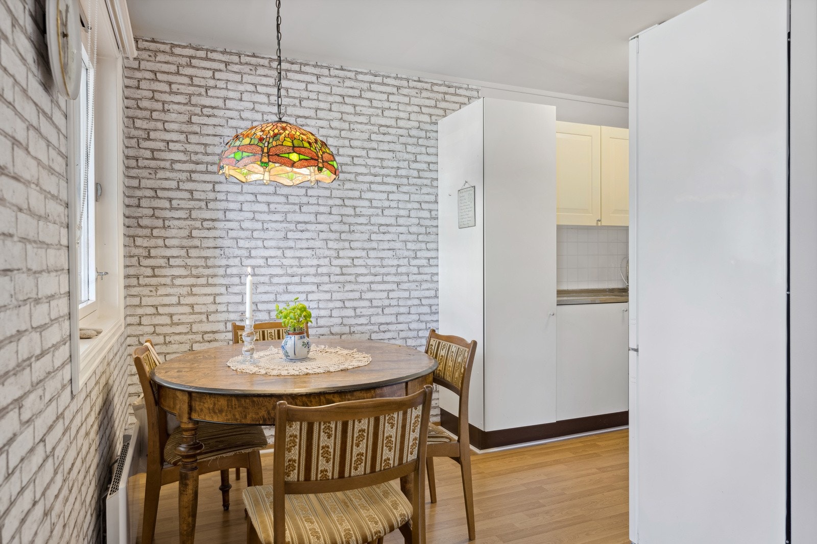 Kjøkkenet er tilbaketrukket i egen sone, og har plass til spisebord. Galleribilde