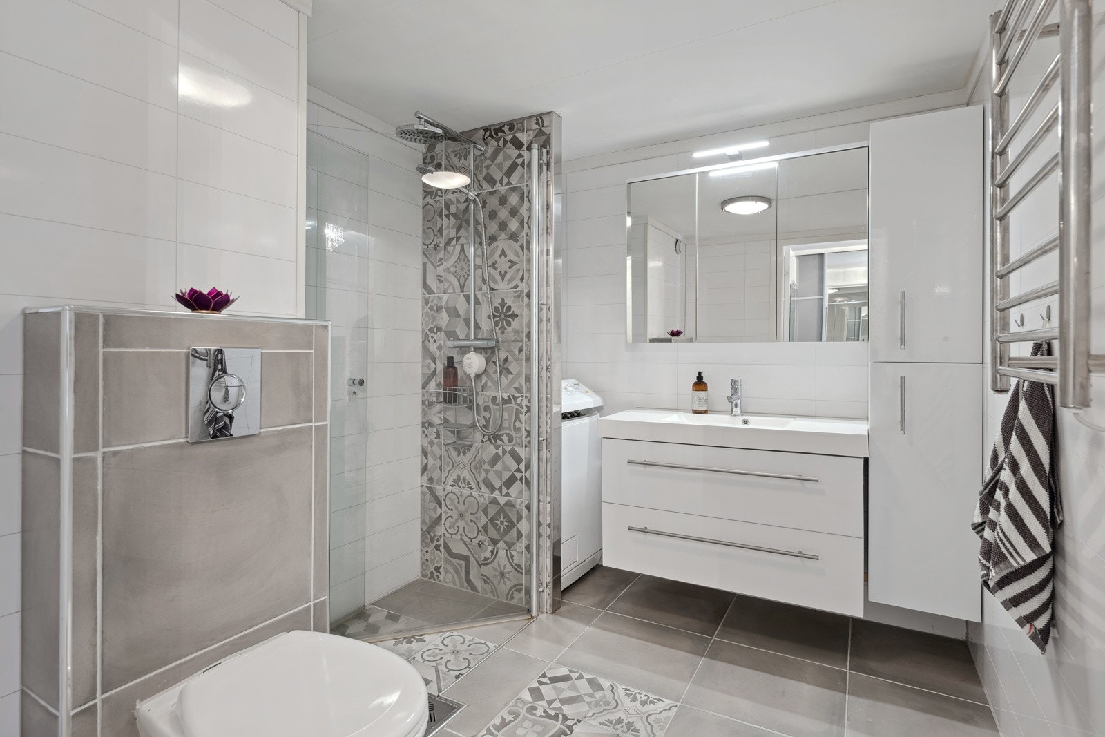 Lyst og innbydende bad oppusset i 2015, med god oppbevaringsplass og opplegg for vaskemaskin. Galleribilde