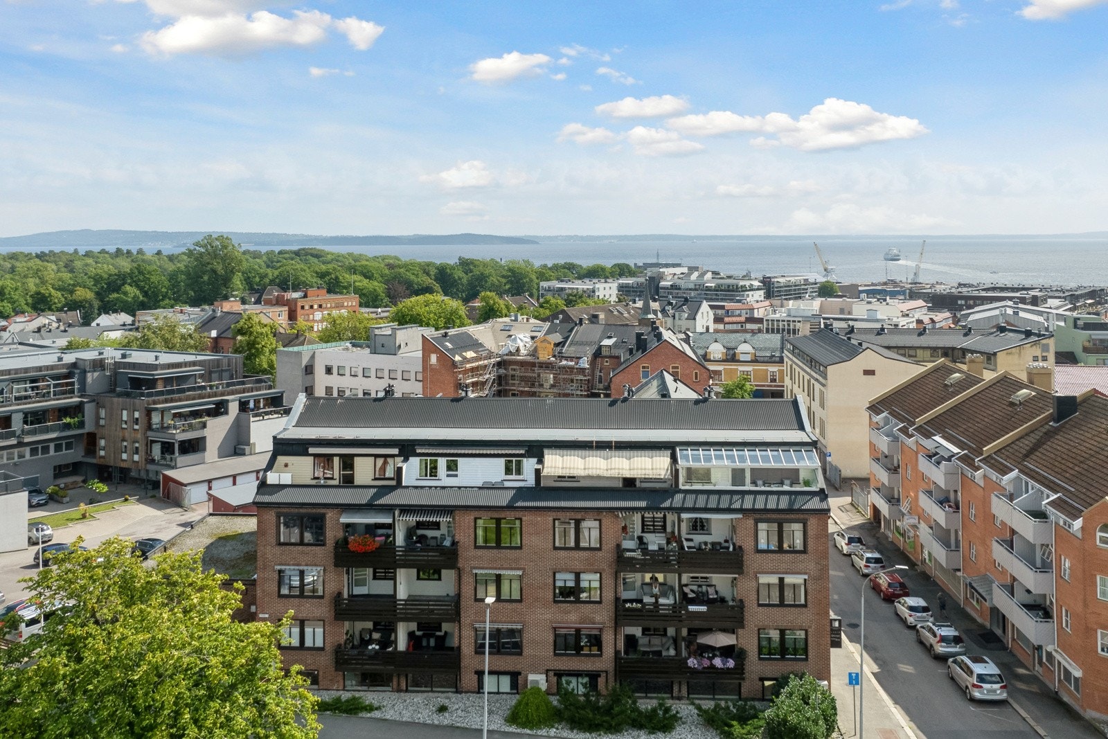 Leiligheten ligger meget sentralt til i Horten sentrum men samtidig litt tilbaketrukket. Galleribilde