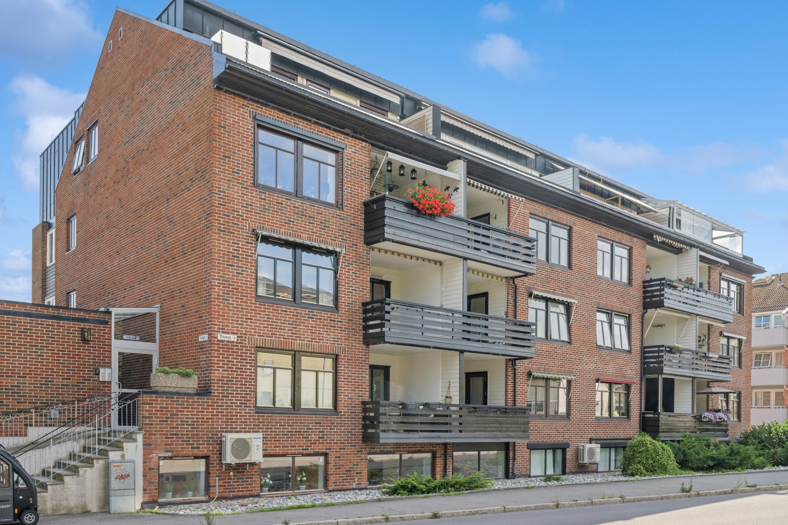 Balkongen vender mot vest og er inntrukket med takoverbygg og makrise montert. Galleribilde